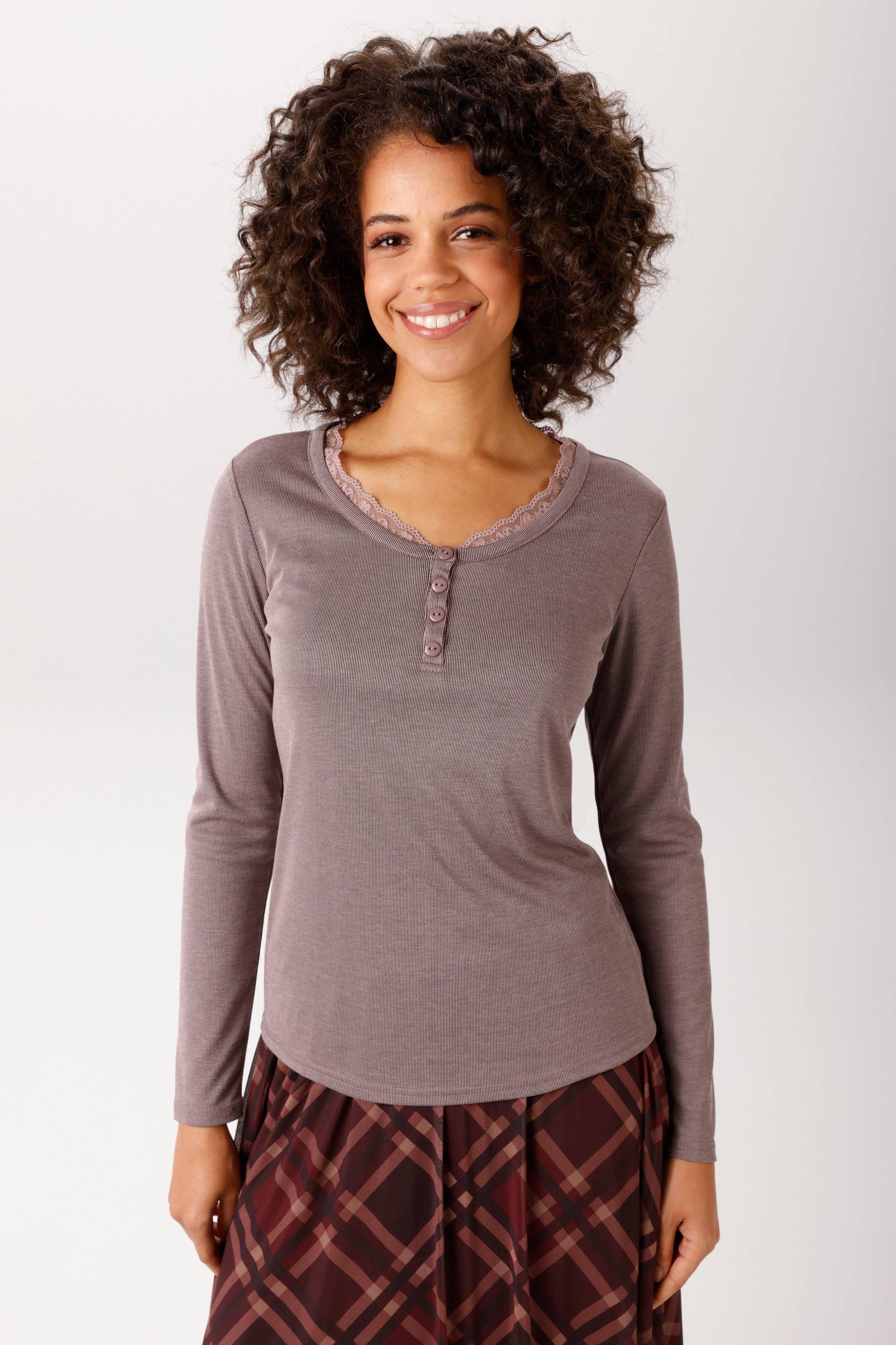 Aniston CASUAL Langarmshirt mit gewellter Spitze am Rundhals-Ausschnitt - NEUE KOLLEKTION. € 29,99, (€ 29,99 pro 1 Stk).