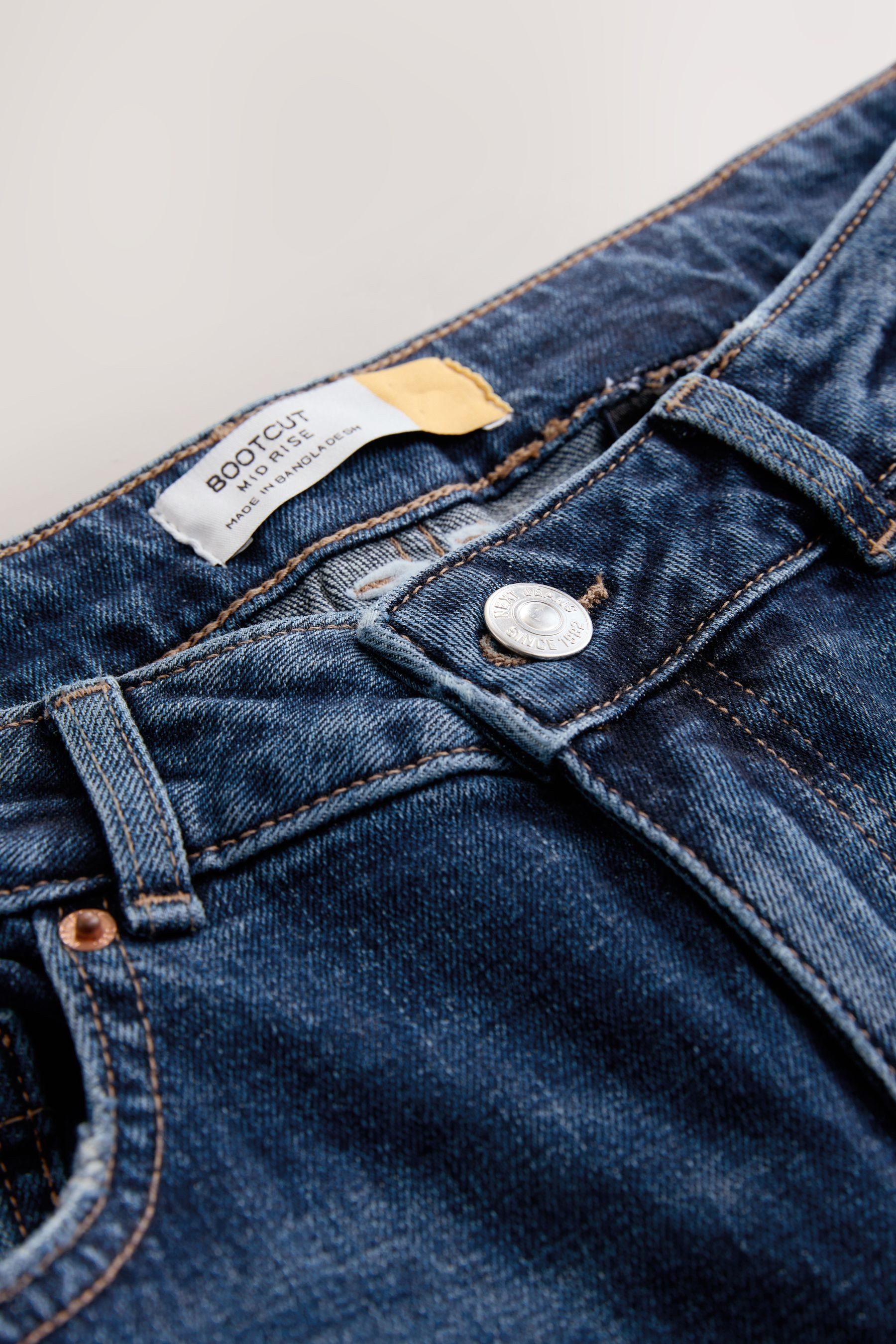 Next Bootcut-Jeans Bootcut-Jeans mit mittelhohem Bund, Kurzgröße (1-tlg)