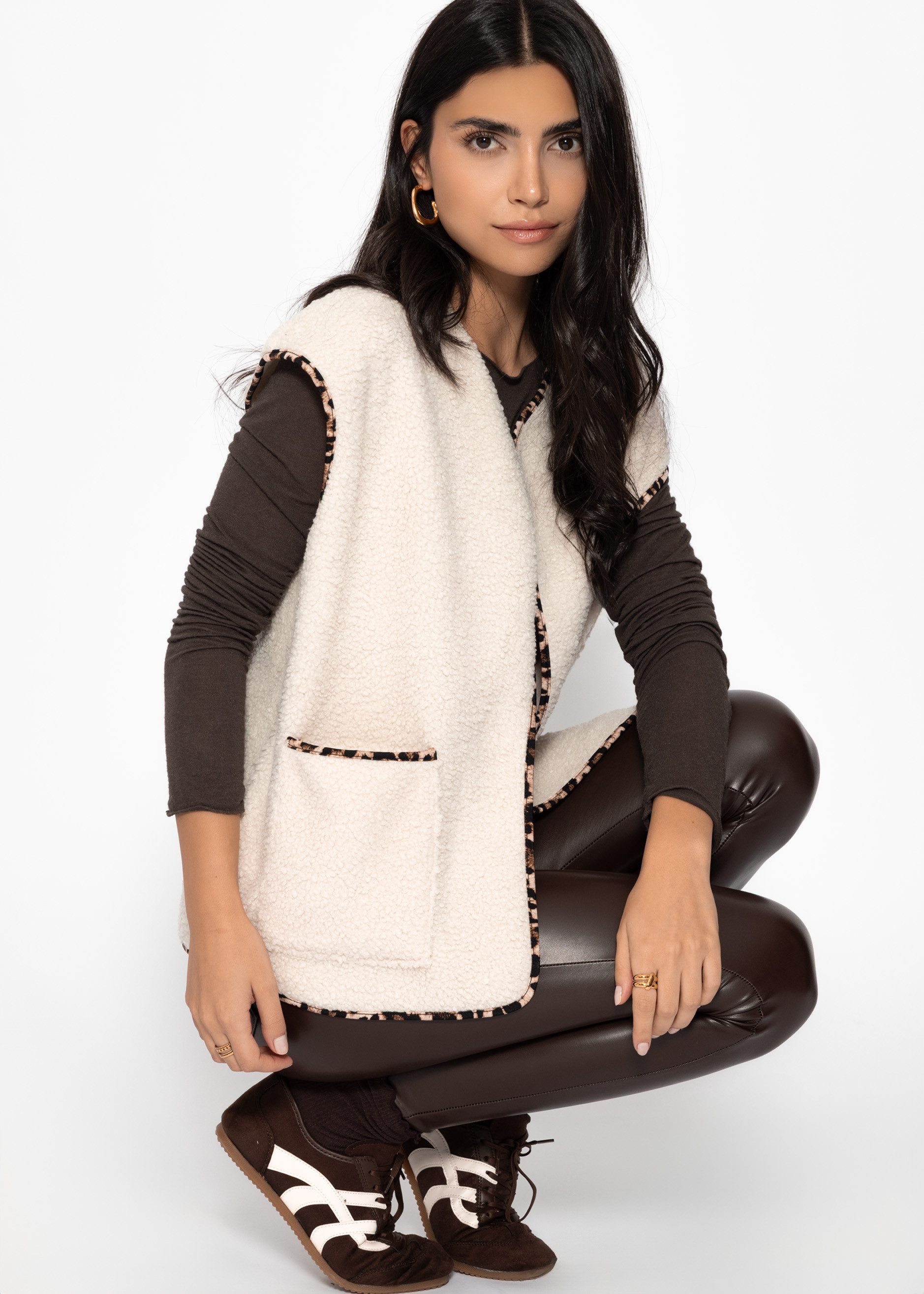 SASSYCLASSY Kurzweste Teddy-Weste mit Leo-Rand für Damen Weiche Weste mit Kontrastdetails und aufgesetzten Taschen Beige