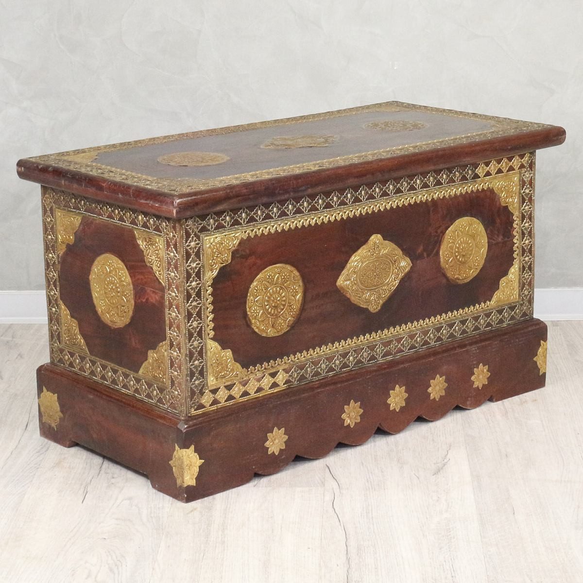 Oriental Galerie Truhe Indische Truhe mit Messing 80 cm, Holztruhe mit Stauraum, Schatztruhe mit Deckel, Massiv