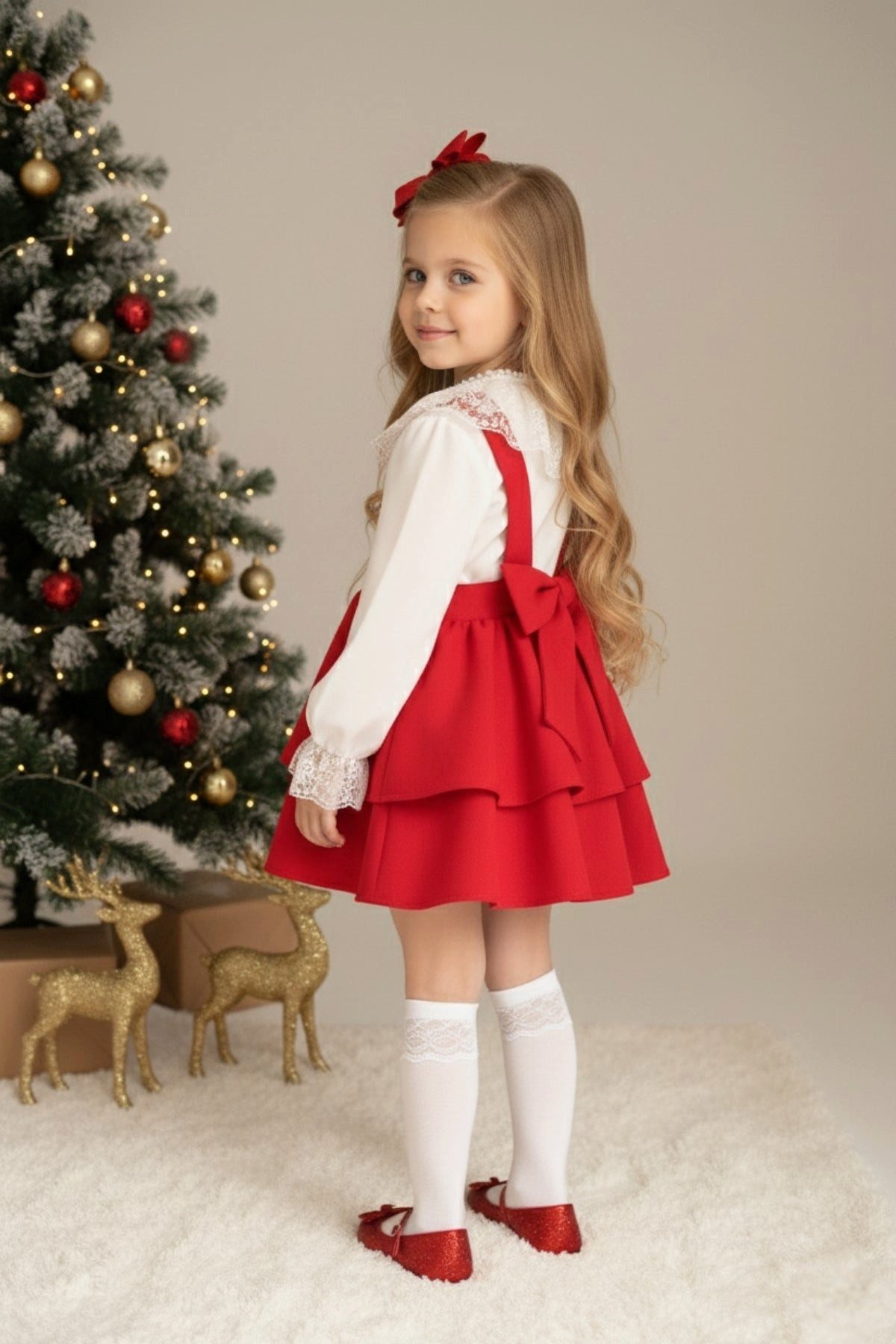 Parla Kids Shirt & Rock Rotes Kleid mit Trägern und weiße langarm Bluse mit Spitzendetails