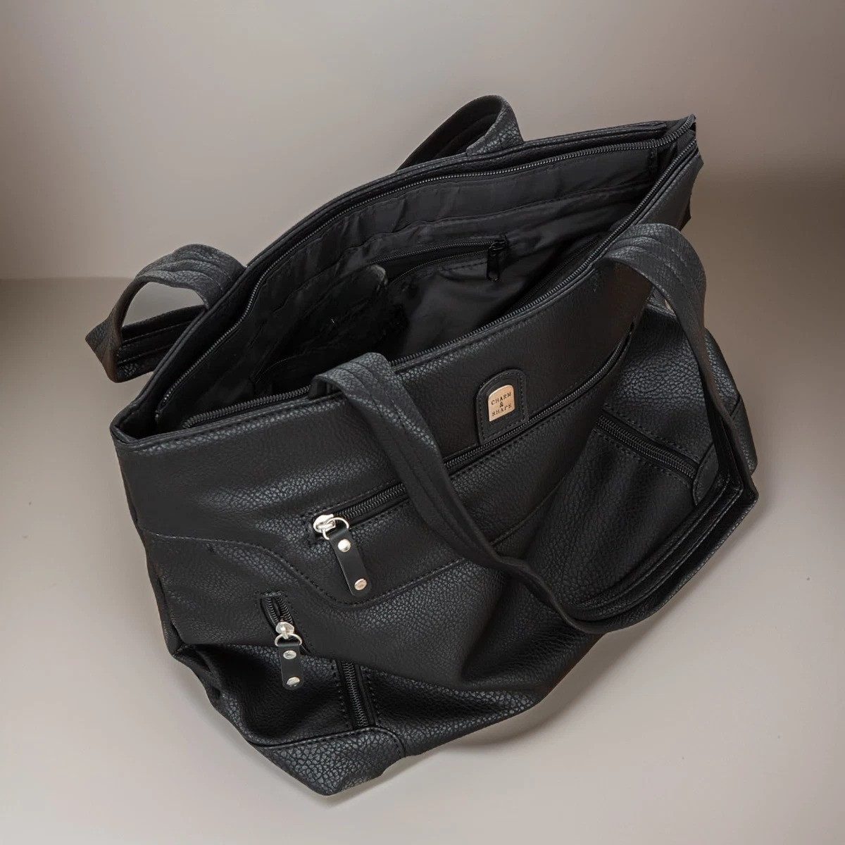CHARM & SHAPE Handtasche Damen Schultertasche Schwarz Kunstleder A4 Mittel City (Charm & Shape Schultertasche Damen Mittel Kunstleder Schwarz Elegant, Damen Schultertasche Mittel Kunstleder Schwarz A4-tauglich), Außenfächer, Innenfächer, Trennwand, abnehmbarer Gurt, wasserabweisend