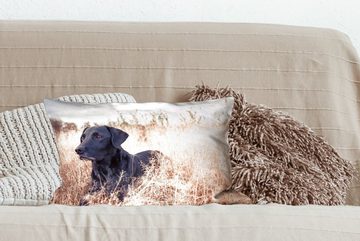 MuchoWow Dekokissen Ein Labrador Retriever liegt im hohen Gras, Wohzimmer Dekoration, Zierkissen, Dekokissen mit Füllung, Schlafzimmer