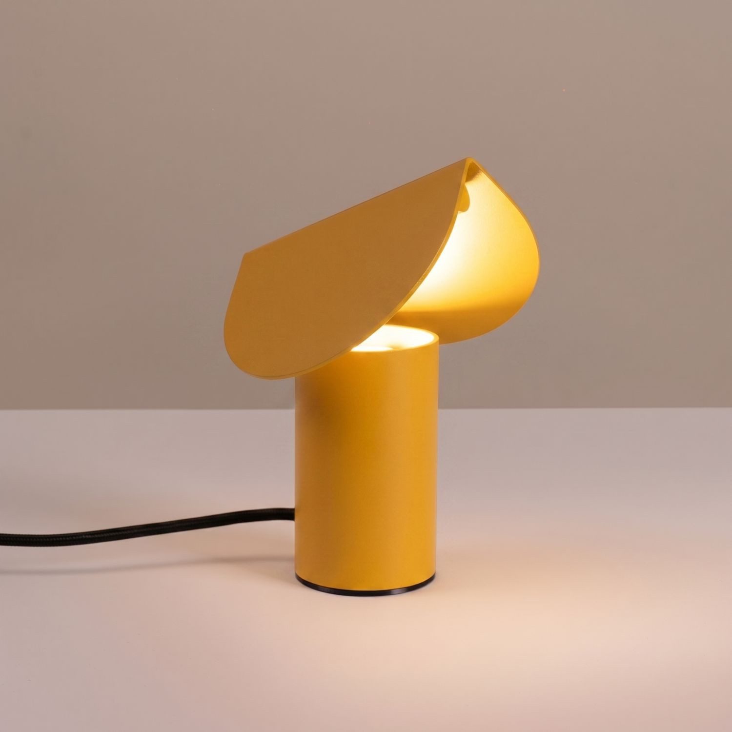 Licht-Erlebnisse Nachttischlampe GERAU, LED fest integriert, Warmweiß, LED Aluminium 15 cm hoch Gelb 3000 K 755 lm Modern