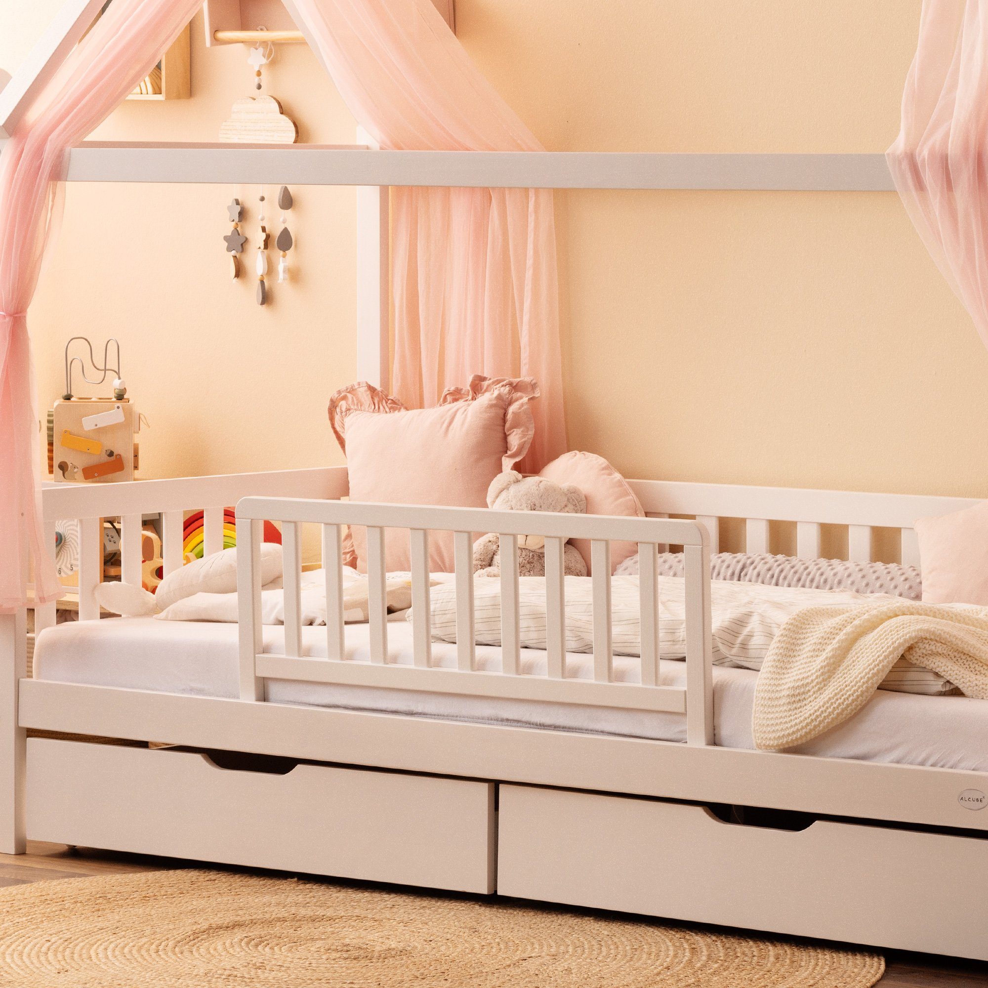 Alcube Bettschutzgitter für Baby und Kinder aus Kiefernholz (90x36 cm Bettgitter in weiß I kombinierbar mit dem Elternbett oder, Kinderbett wie Hausbett), Tipibett I verwendbar als Rausfallschutz für Bett
