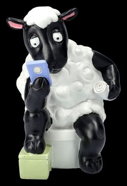 Figuren Shop GmbH Tierfigur Lustige Schaf Figur - Handyzeit am Klo - Tierfigur Dekoration Toilette