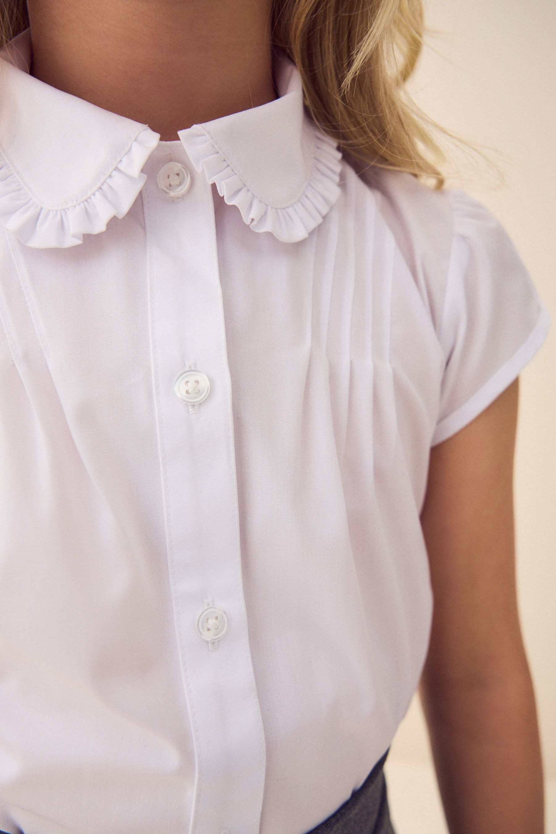 Next Kurzarmbluse Kurzarm-Schulbluse mit gerüschtem Kragen (1-tlg)