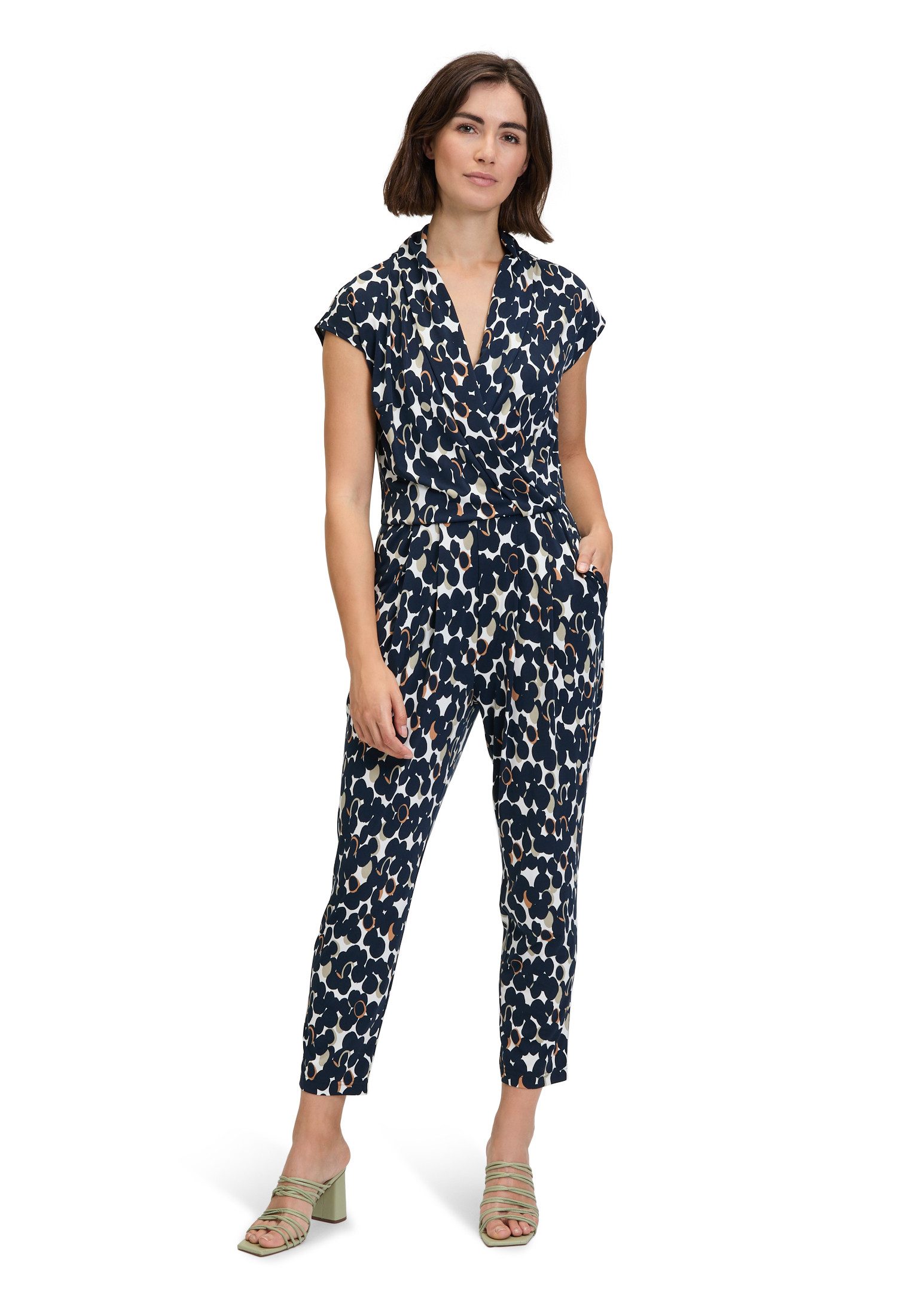 Betty Barclay Overall Betty Barclay Jumpsuit mit Eingrifftaschen (1-tlg) Form