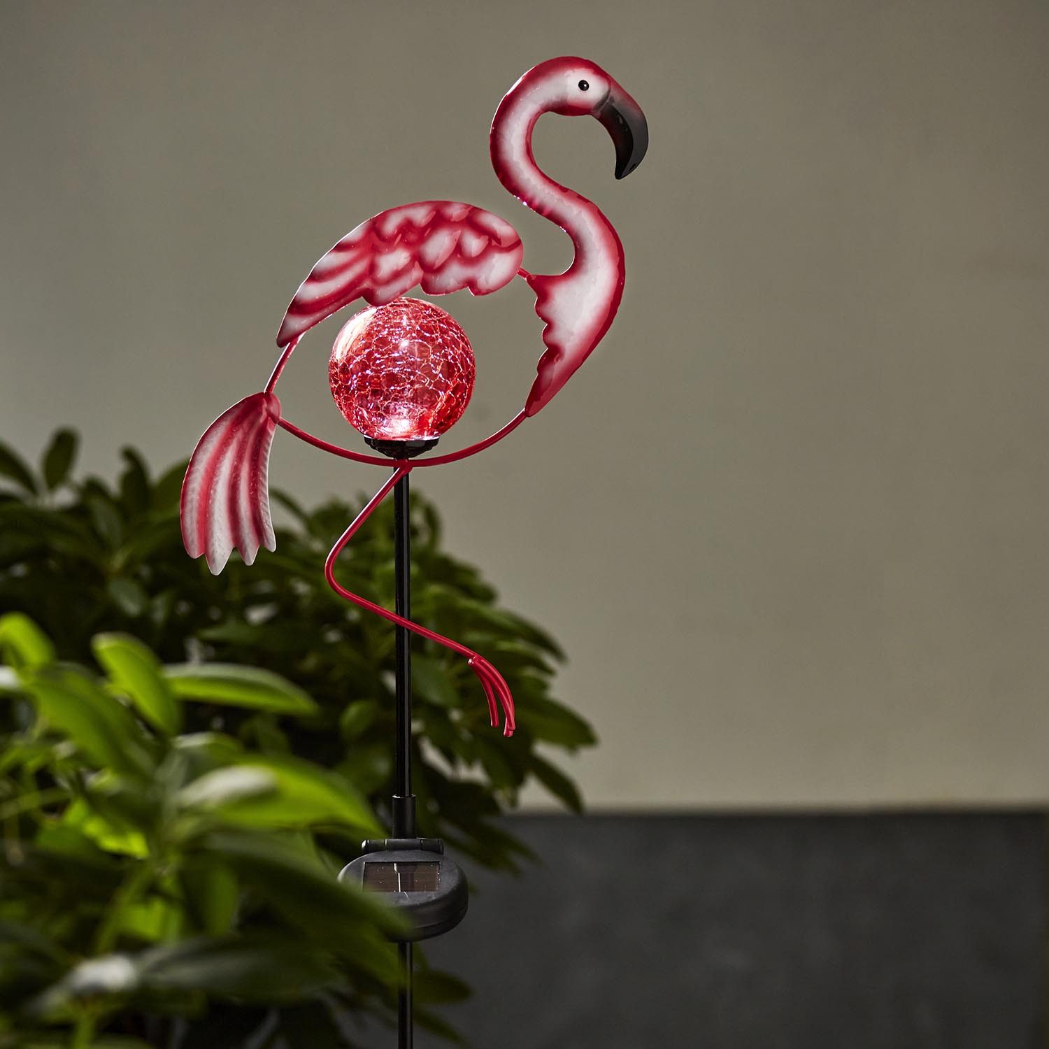 STAR TRADING LED Solarleuchte Flamingo, Solar-Gartenspieß,Flamingo' in Pink, Leuchtkugel aus Bruchglas, Dämme