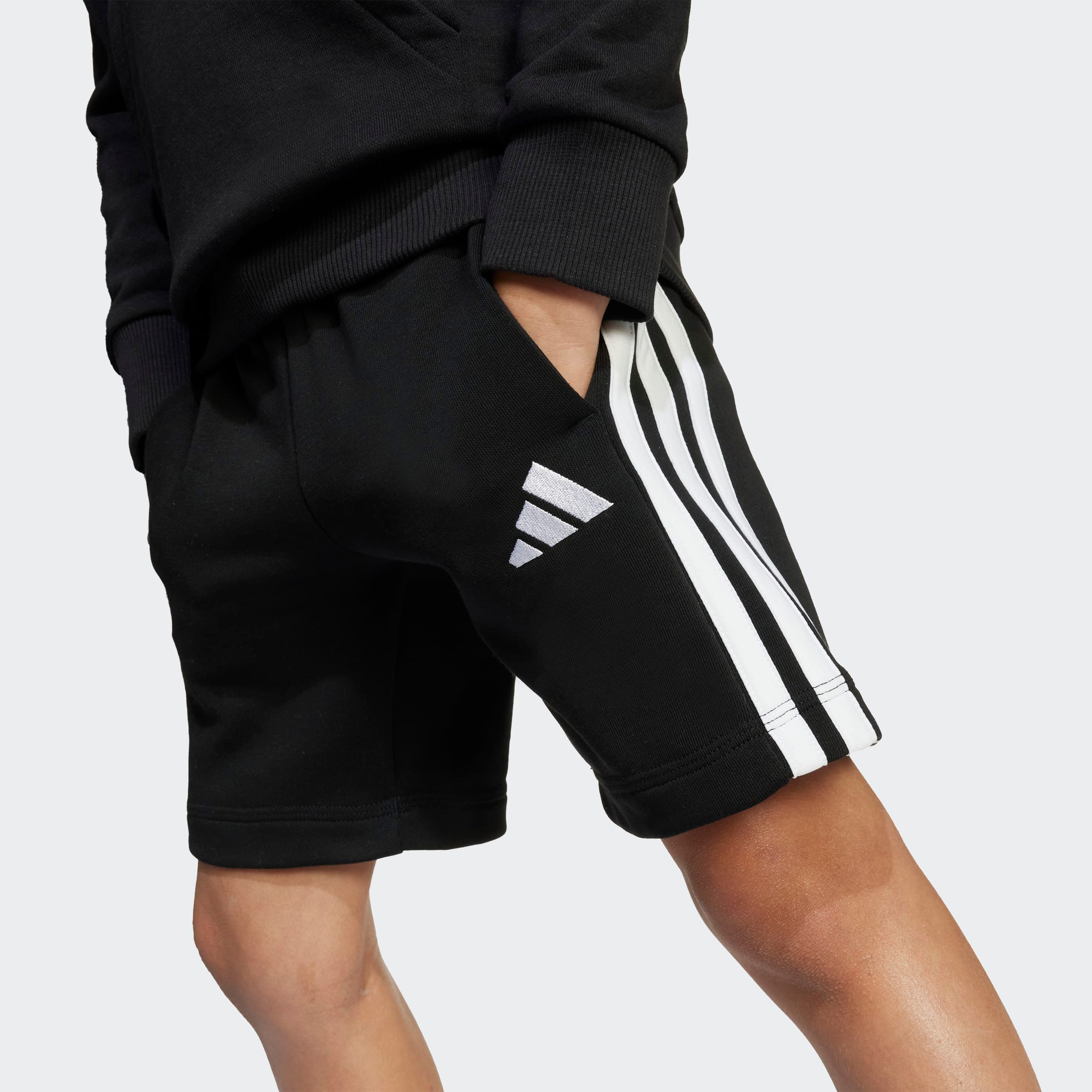 adidas Sportswear Shorts ESSENTIALS KIDS für Kinder, mit sportlichen 3-Streifen, aus Baumwolle und Polyester