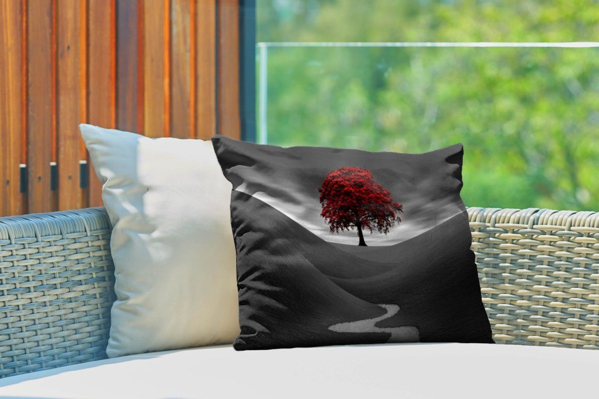 einem MuchoWow Outdoor-Dekorationskissen, Kissenhülle roten Dekokissen Schwarz-Weiß-Foto Baum, mit Polyester, Dekokissenbezug,