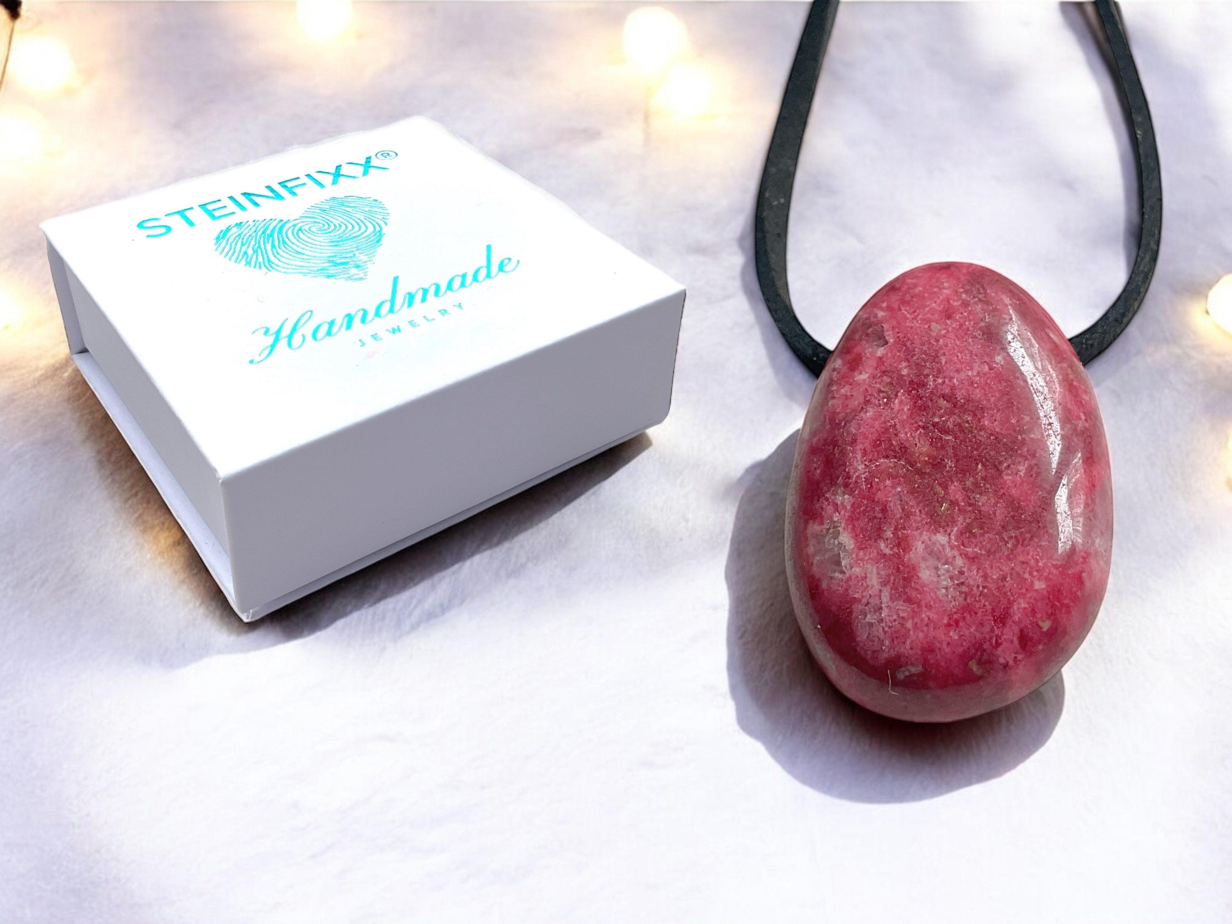 Steinfixx® Anhänger Set Edelstein Heilstein aus echtem Thulit, Tropfenanhänger (Blickfang, 1-tlg., Handarbeit, Norwegen), incl. 80 cm Wildlederband, Geschenkverpackung