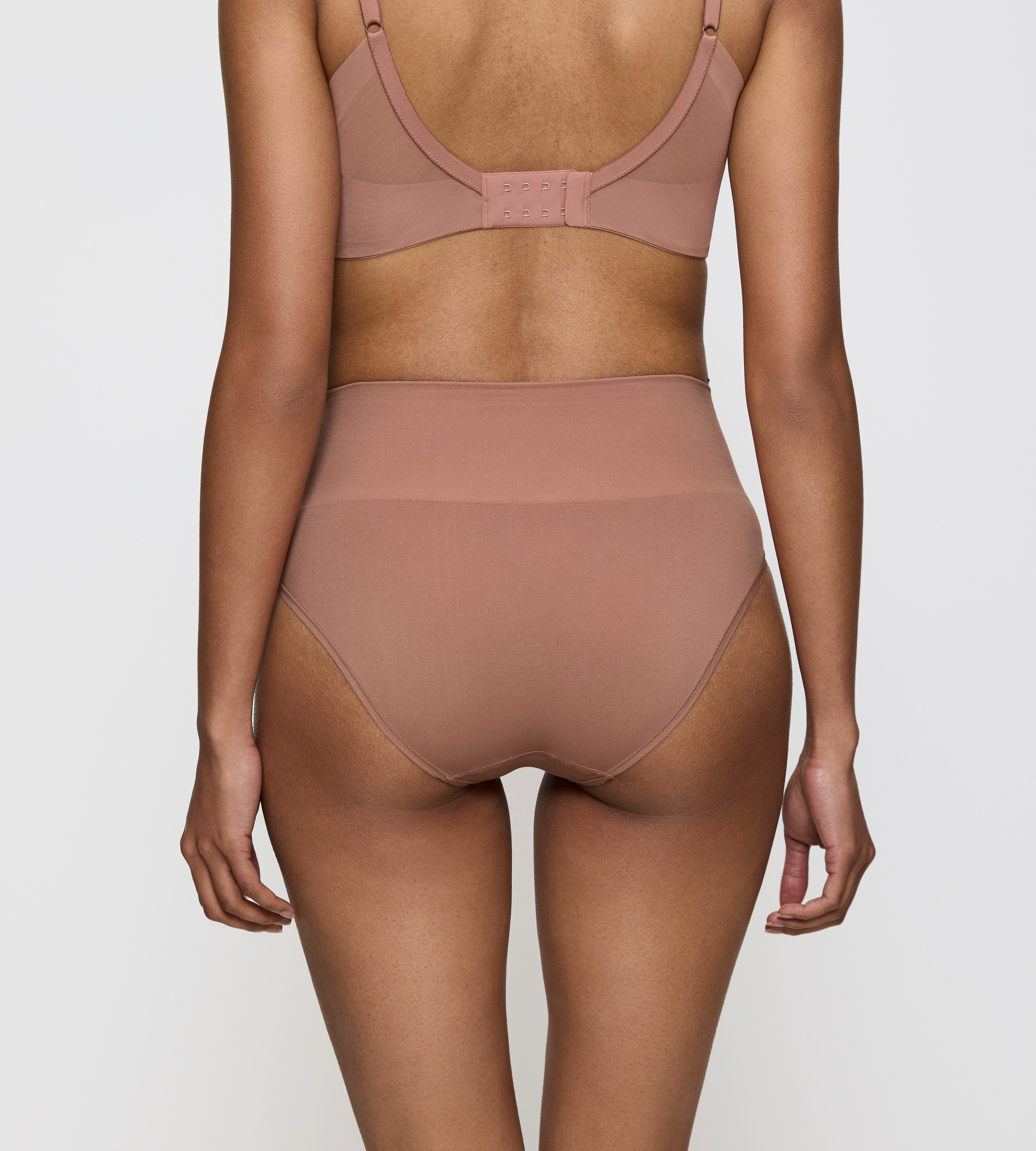 Triumph Shapingslip Soft Sculpt nahtlos, leicht formend, hoher Beinausschnitt