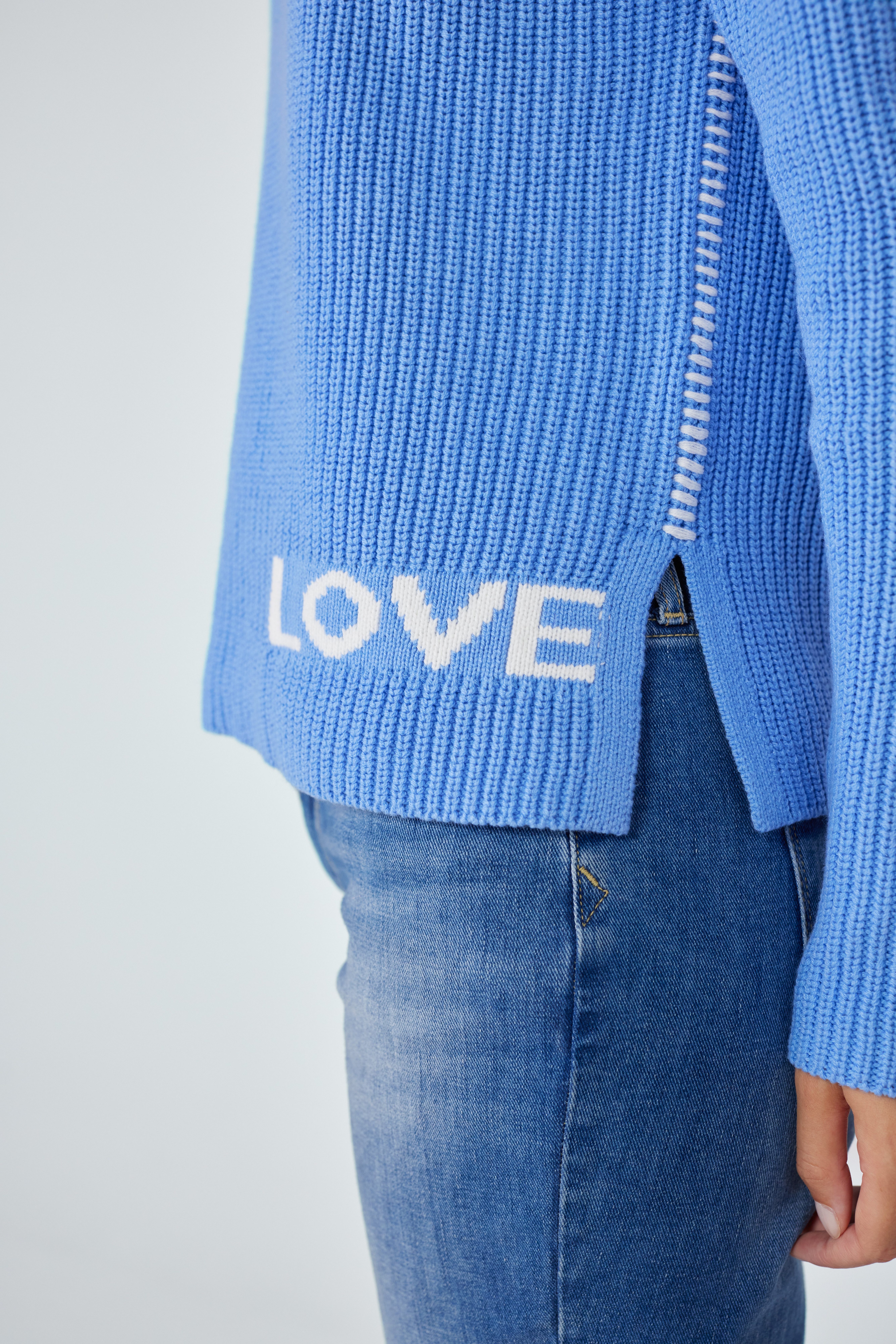 Schriftzug mit Lieblingsstück "LOVE" & Stehkragenpullover BlendaL blue air kontrastafarbenen Nähten