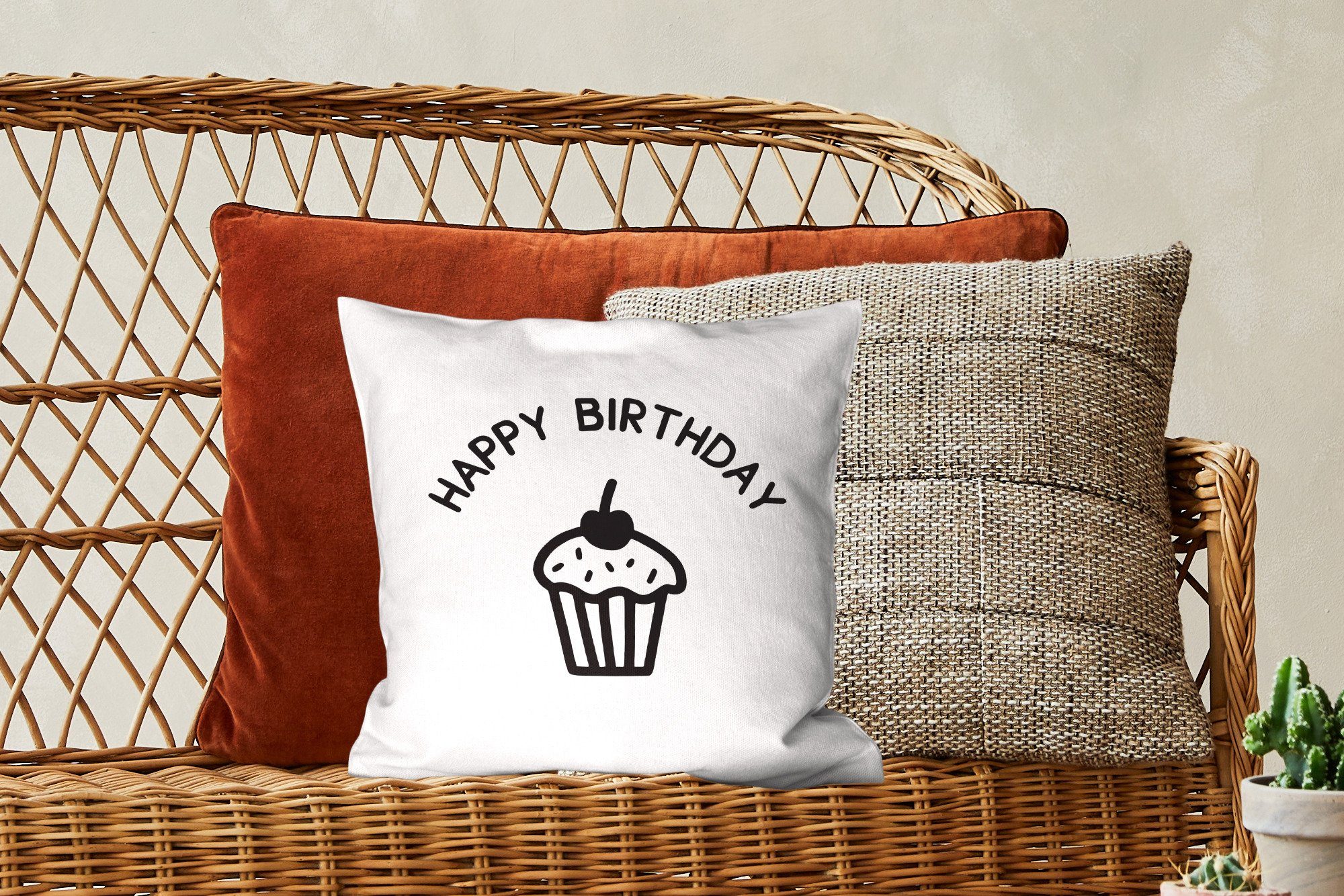 MuchoWow Dekokissen Zitat "Happy Birthday" einem für mit auf Deko, Füllung Wohzimmer, Sofakissen Cupcake weißem Zierkissen Hintergrund, Schlafzimmer, mit