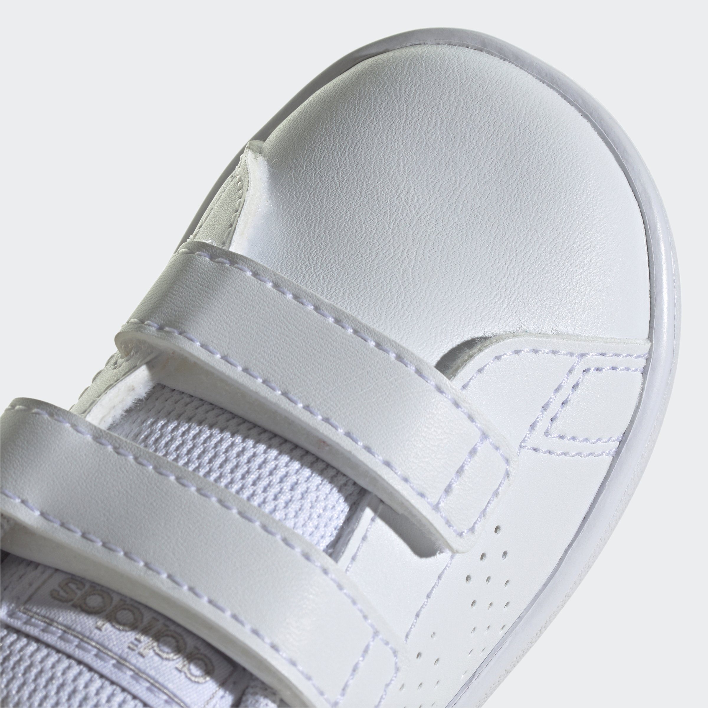 Silver HOOK-AND-LOOP adidas / Core des Sportswear Design ADVANTAGE Sneaker LIFESTYLE adidas White TWO Smith Cloud / auf COURT Stan Metallic den Black Spuren