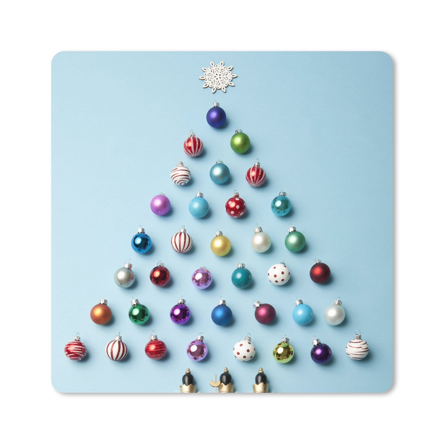 MuchoWow Gaming Mauspad Ein Weihnachtsbaum aus Kugeln auf hellblauem Hintergrund (1-St), Gaming, Rutschfester Unterseite, Mausunterlage, 50x50 cm, XXL, Großes