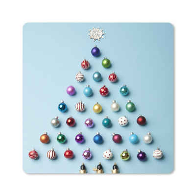 MuchoWow Gaming Mauspad Ein Weihnachtsbaum aus Kugeln auf hellblauem Hintergrund (1-St), Gaming, Rutschfester Unterseite, Mausunterlage, 80x80 cm, XXL, Großes