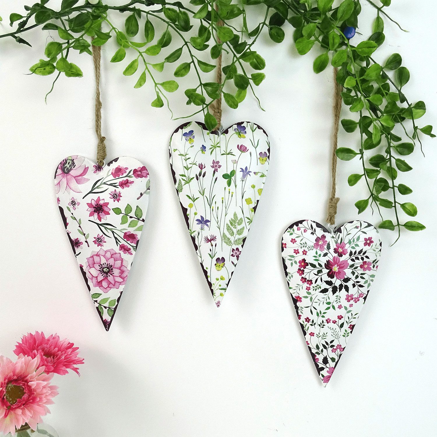 Logbuch-Verlag Dekofigur 3 Metallherzen zum Aufhängen - mit Blumenmuster beige rosa grün