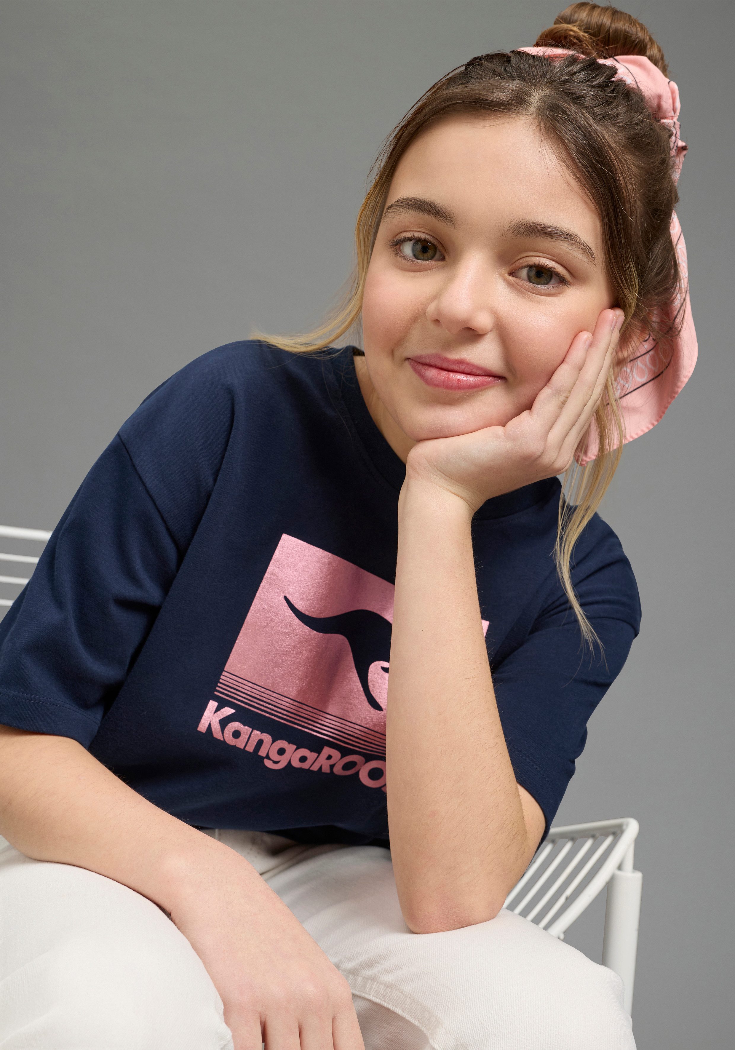 KangaROOS T-Shirt Kurze Form mit Folienprint für Mädchen bequeme Passform, Kurzarm, mit modischem Druck, aus Baumwolle