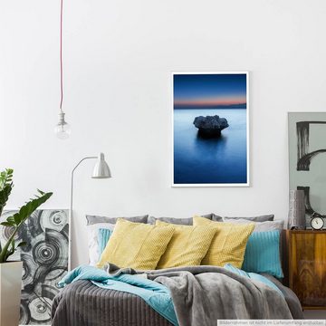 Sinus Art Poster Landschaftsfotografie 60x90cm Poster Einsamer Fels im ruhigen Meer