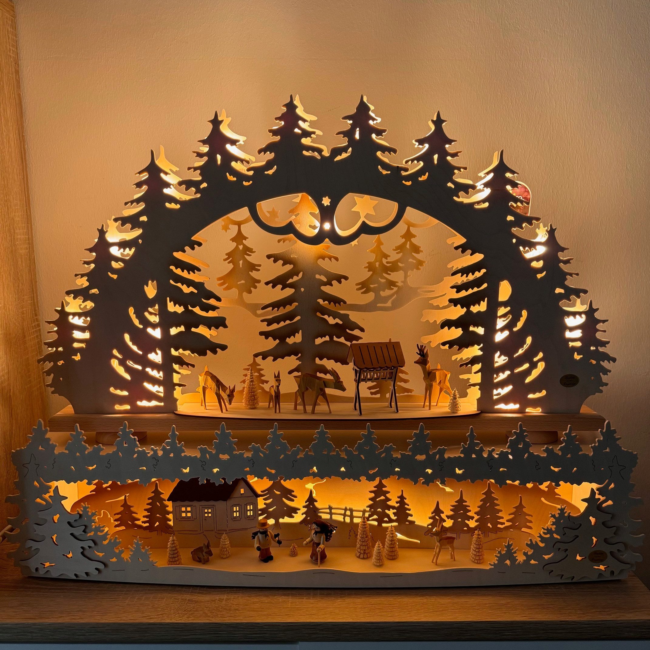 SAICO Original LED Lichterbogen - Schwibbogen "Waldidylle" inkl. Erhöhung "Vor dem Waldhaus", mit geschnitzten Rehen - Das Original aus dem Erzgebirge