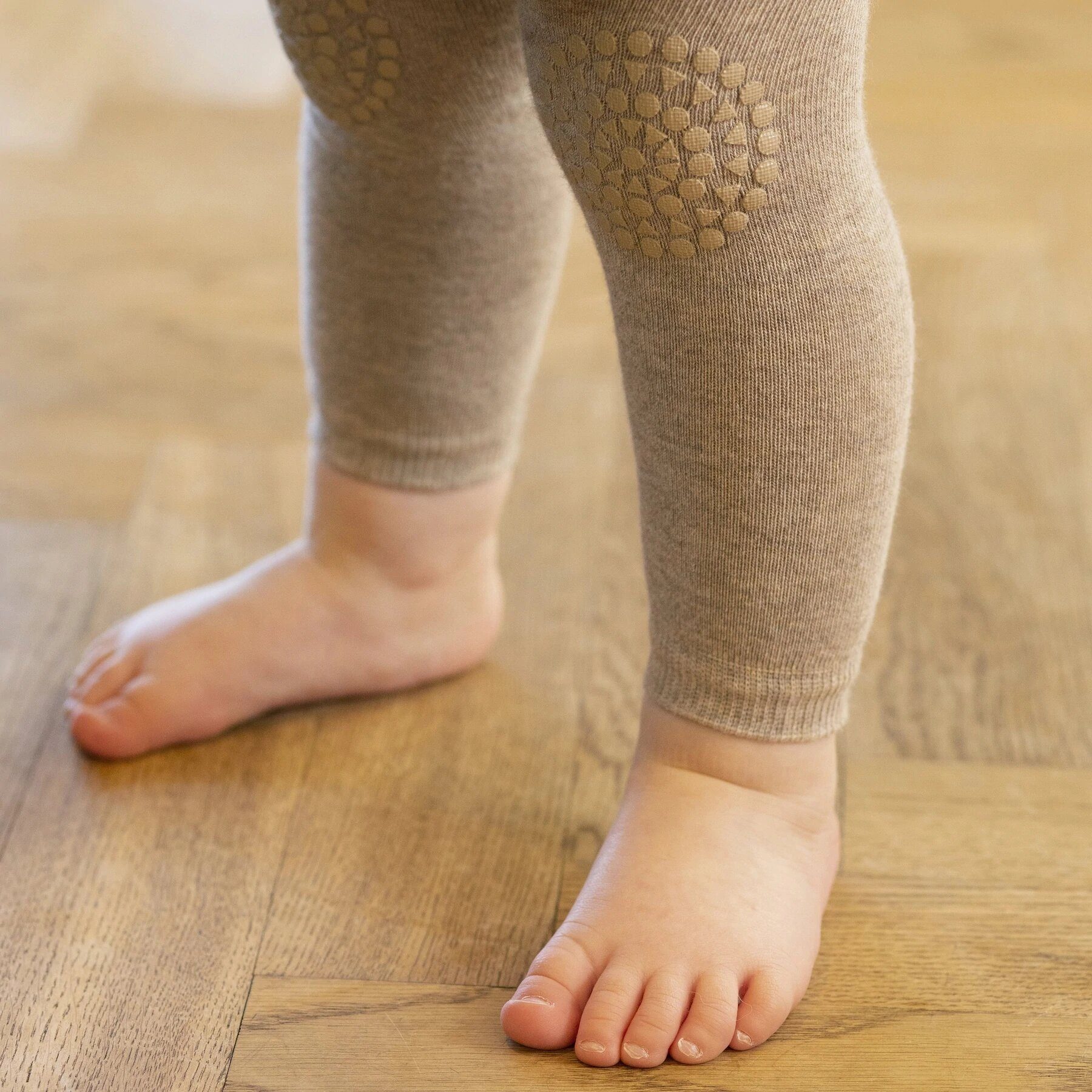 GoBabyGo Leggings Krabbel Leggings mit (Sand - ABS braun) und Knieschutz Knien für Kleinkinder, Leggins Mädchen Jungs den an Noppen mit Babys und
