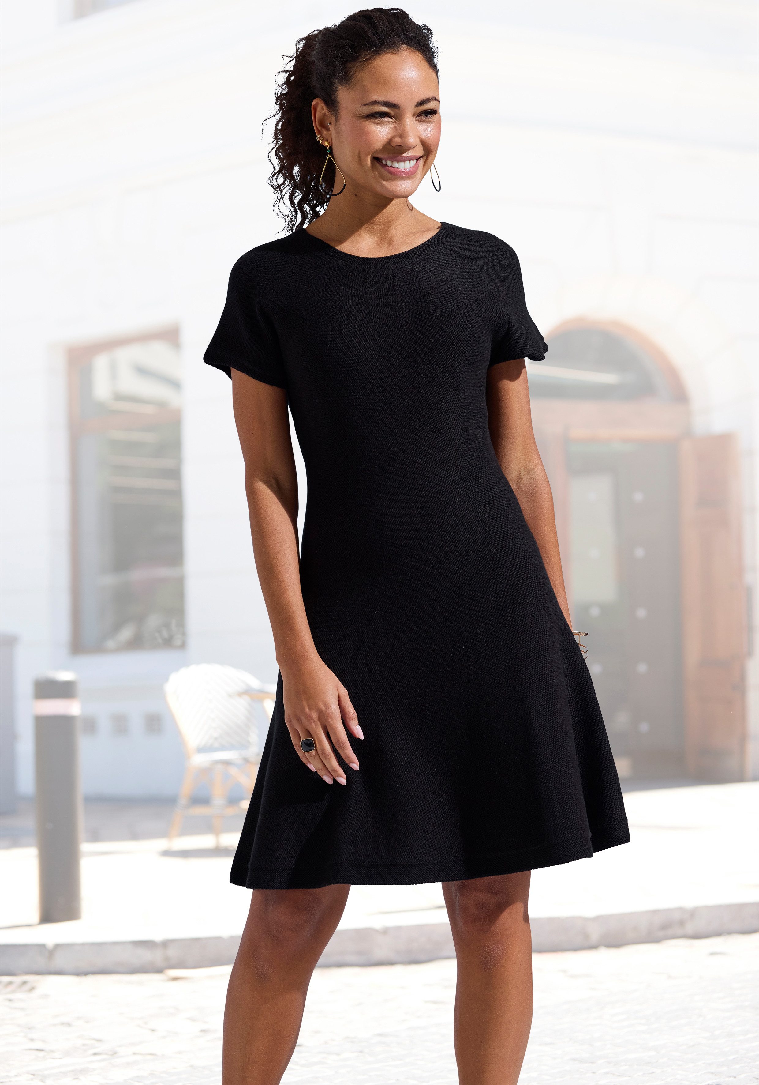 LASCANA Strickkleid aus hochwertigem Feinstrick, nahtloser Strick, superelastisch kurzes Kleid ohne störende Nähte, Kleid aus softem Baumwoll-Viskosemix