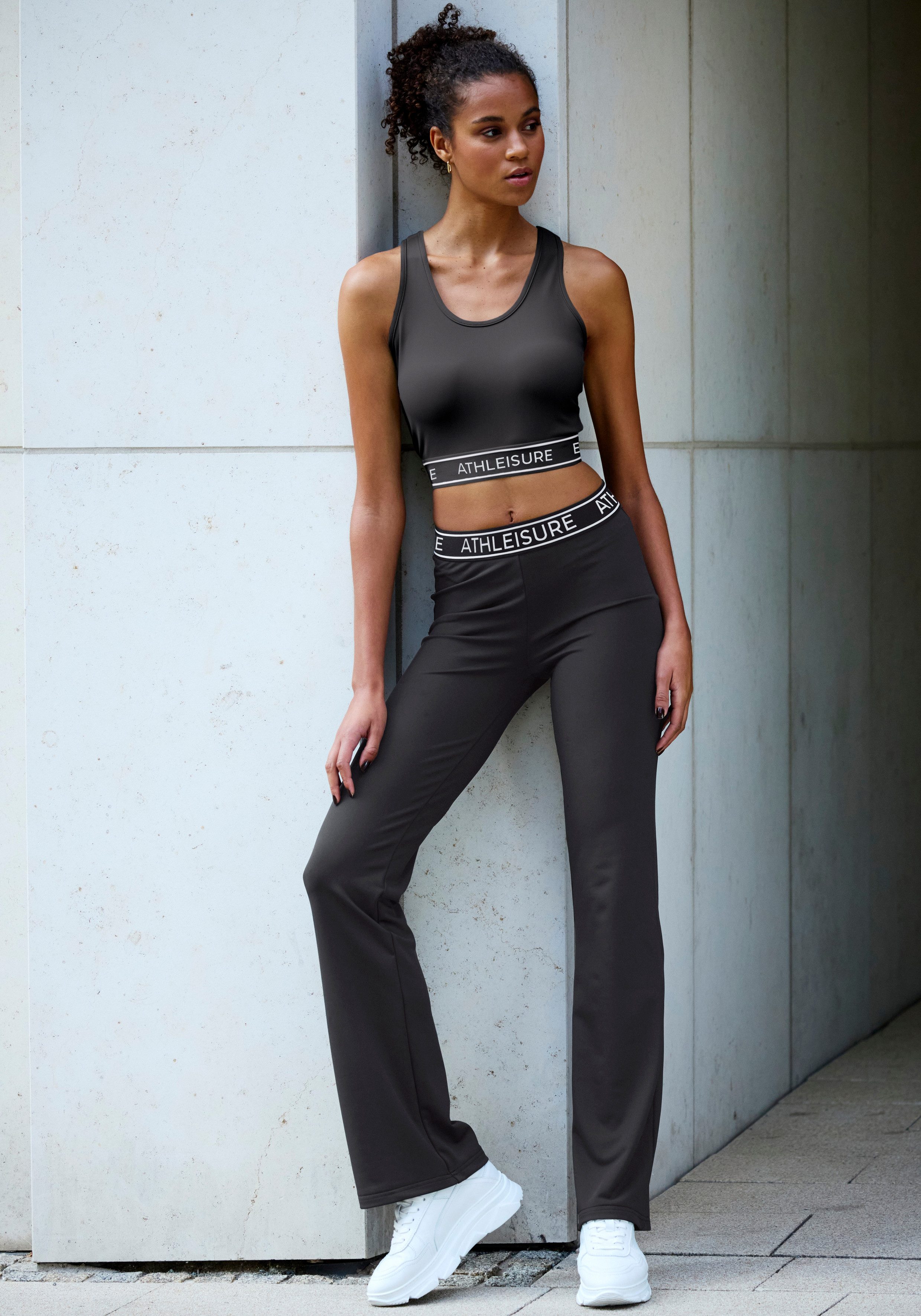 LASCANA ACTIVE Jazzpants mit breitem Gummibund und Aufschrift, Schlaghose, Flared, Bootcut