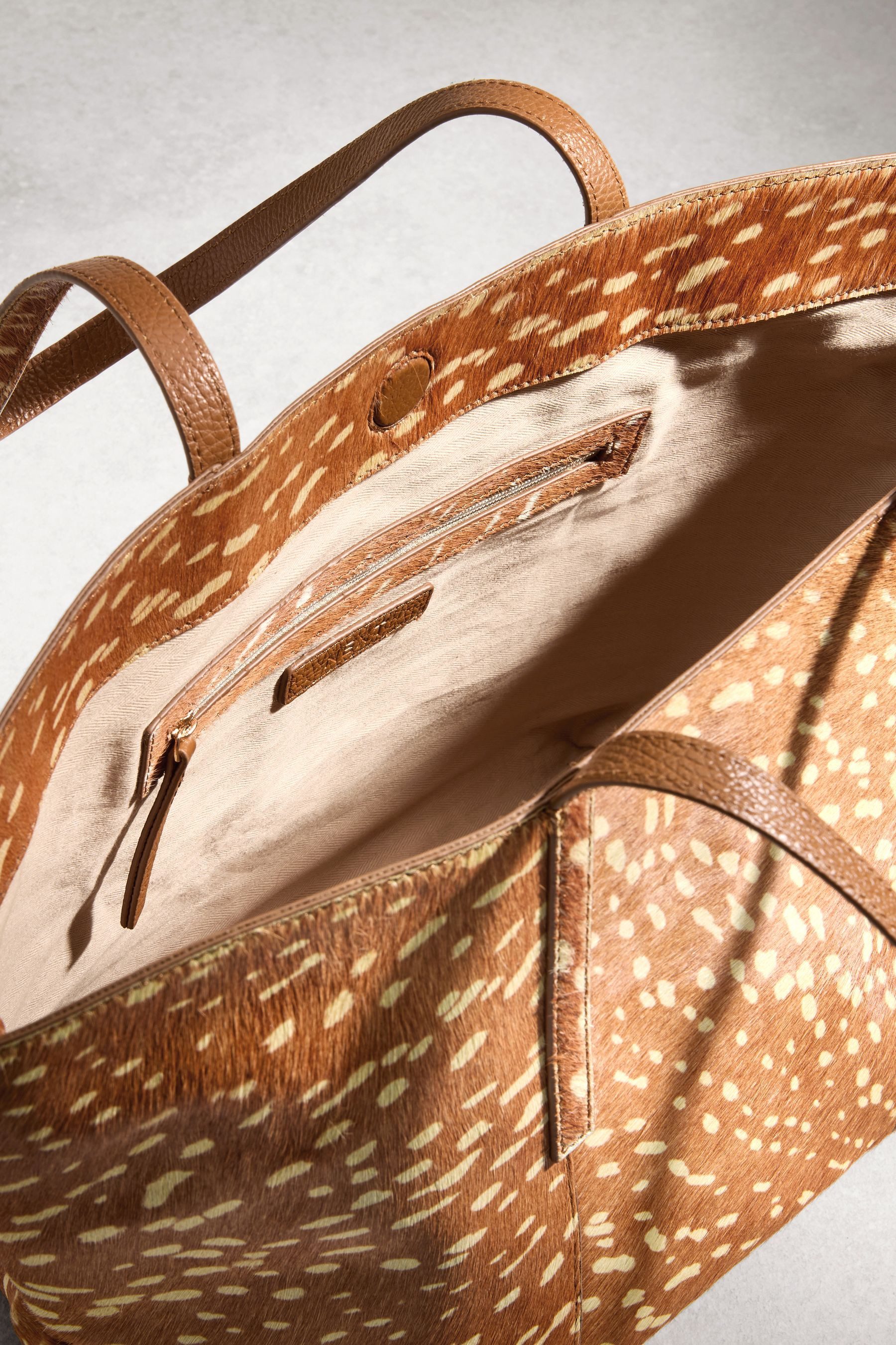 Next Umhängetasche N. Premium Schultertasche aus Leder, Hirsch-Print (1-tlg)
