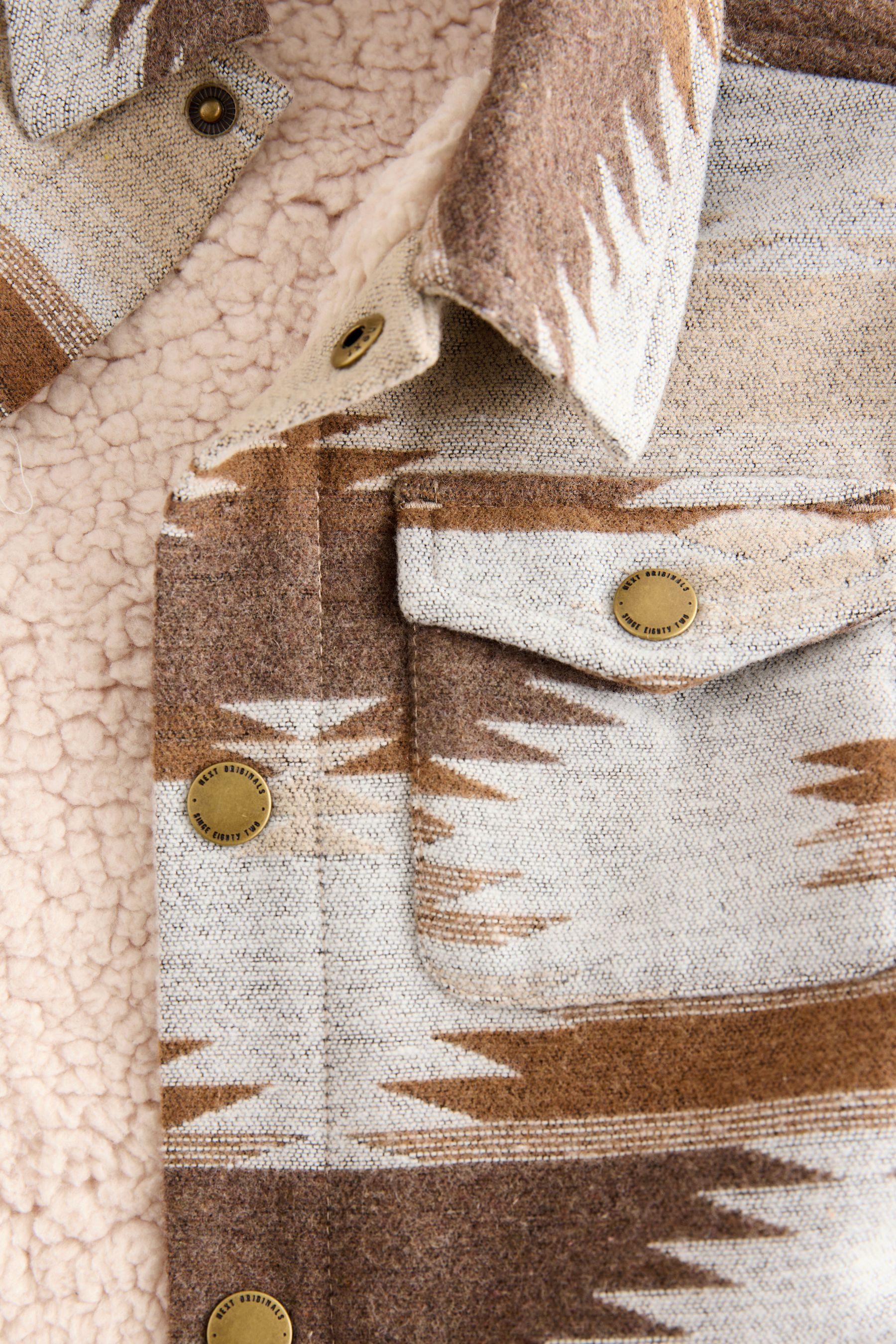 Next Hemdjacke Gemusterte Hemdjacke mit Teddyfellfutter (1-St)