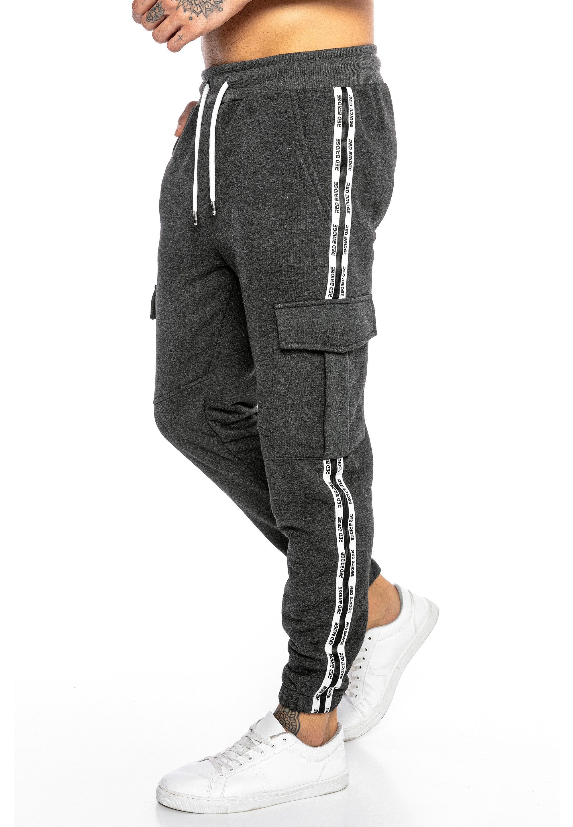 RedBridge Jogginghose mit Seitenstreifen - Cargo-Sweatpants günstig online kaufen