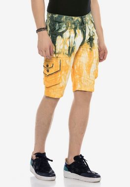 Cipo & Baxx Shorts im auffälligen Batik-Look