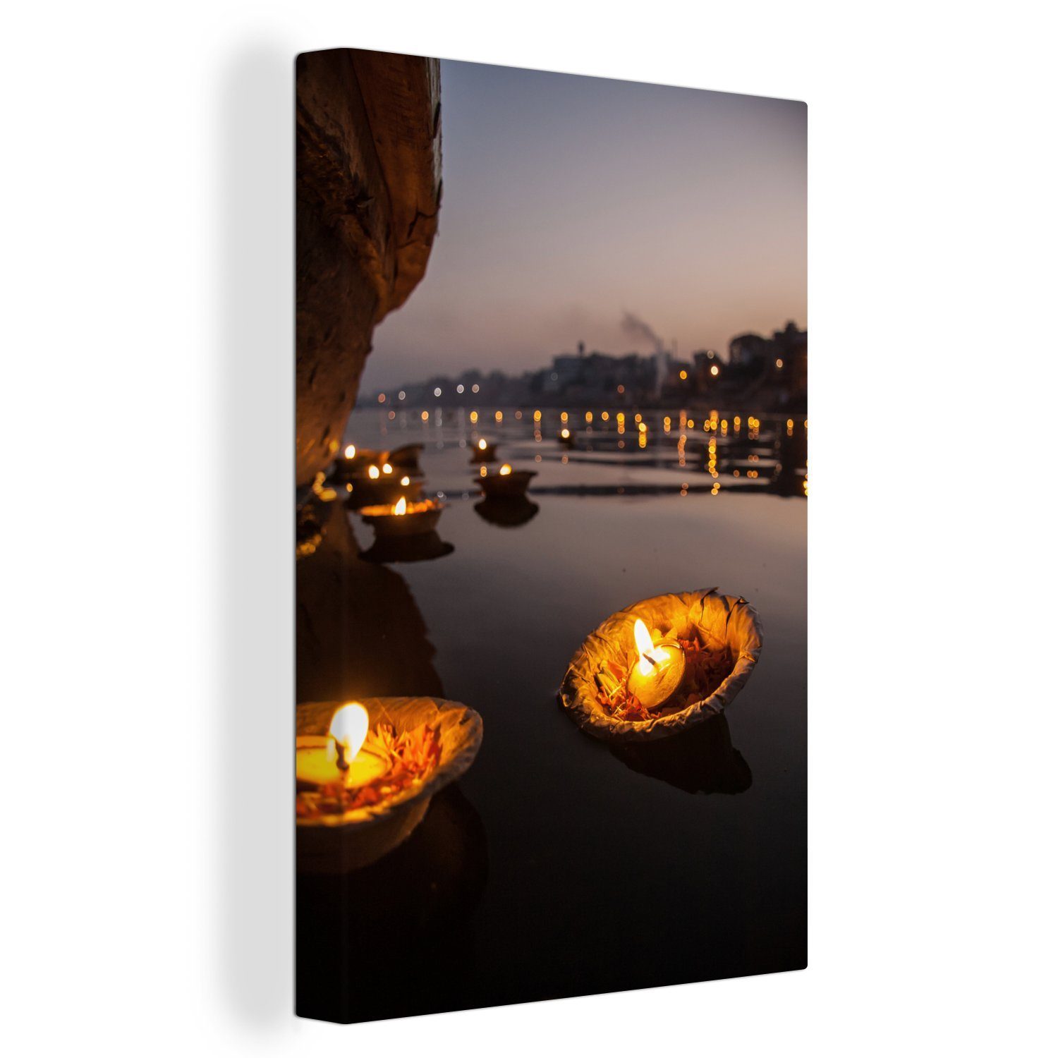 Leinwandbild Bundesstaat Brennende indischen inkl. Zackenaufhänger, 20x30 St), cm Uttar Leinwandbild im mit OneMillionCanvasses® fertig bespannt Varanasi Gemälde, Kerzen (1 Pradesh,