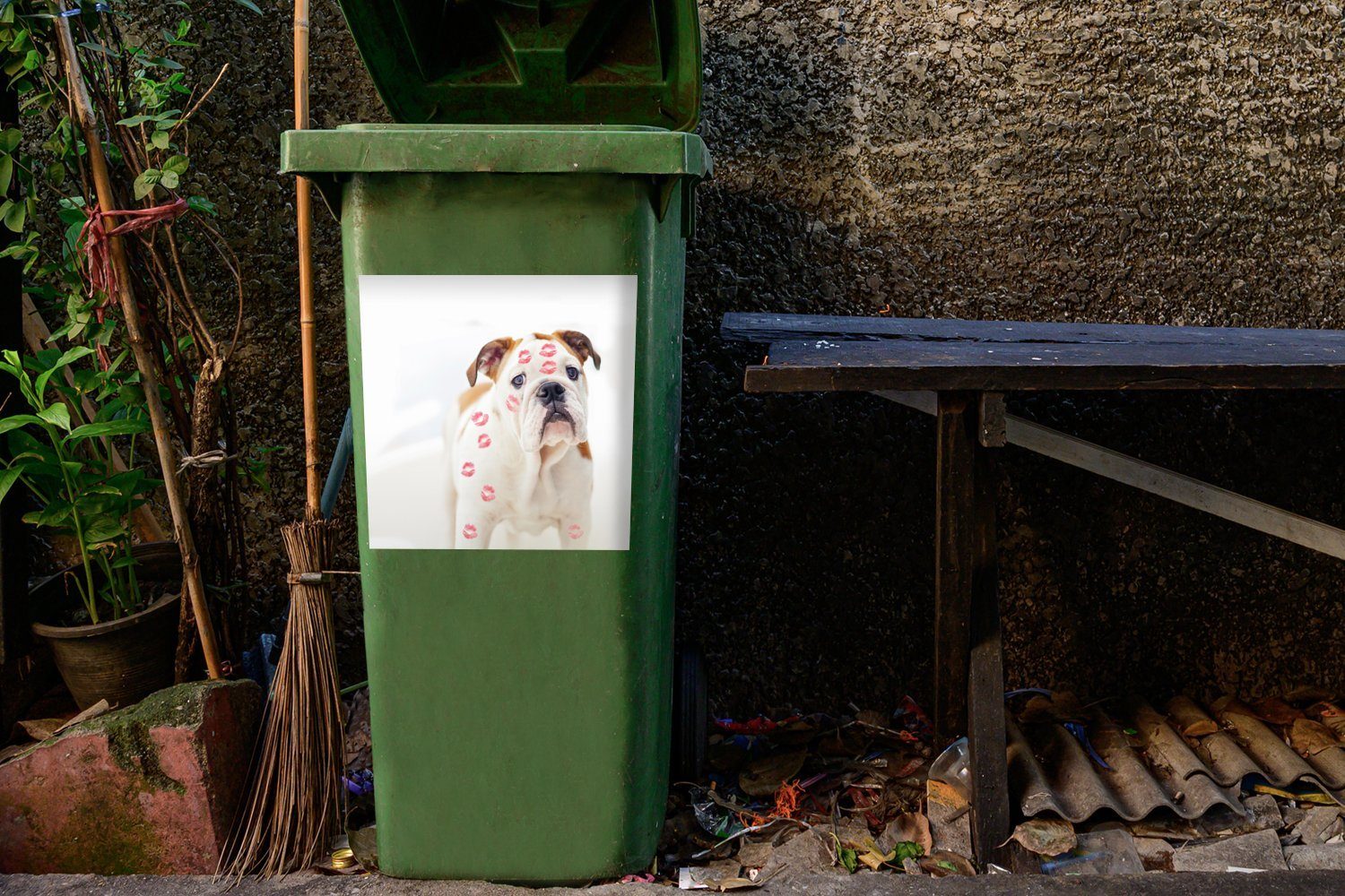 MuchoWow Wandsticker Bild eines rotem Container, (1 Mülleimer-aufkleber, Hundes Sticker, St), Lippenaufdruck Abfalbehälter mit Mülltonne