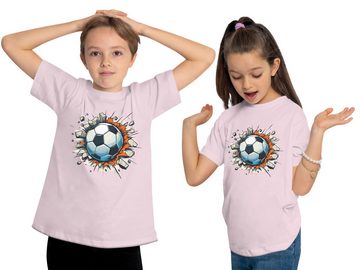 MyDesign24 T-Shirt Kinder Fussball Print Shirt - Fussball der durch Wand fliegt Bedrucktes Jungen und Mädchen Fussball T-Shirt, i483