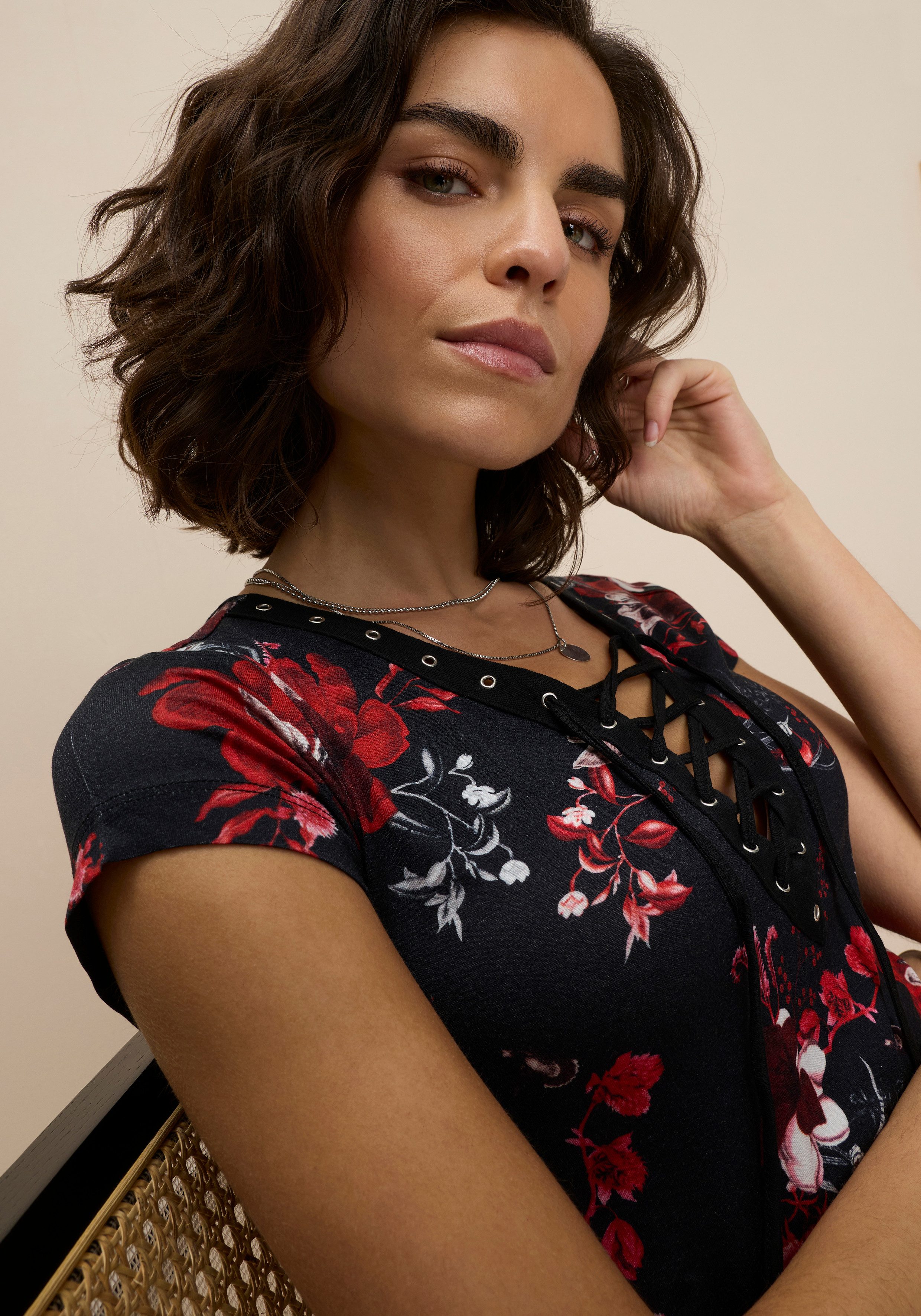 Laura Scott T-Shirt figurbetont, tiefer V-Ausschnitt, elastisches Material