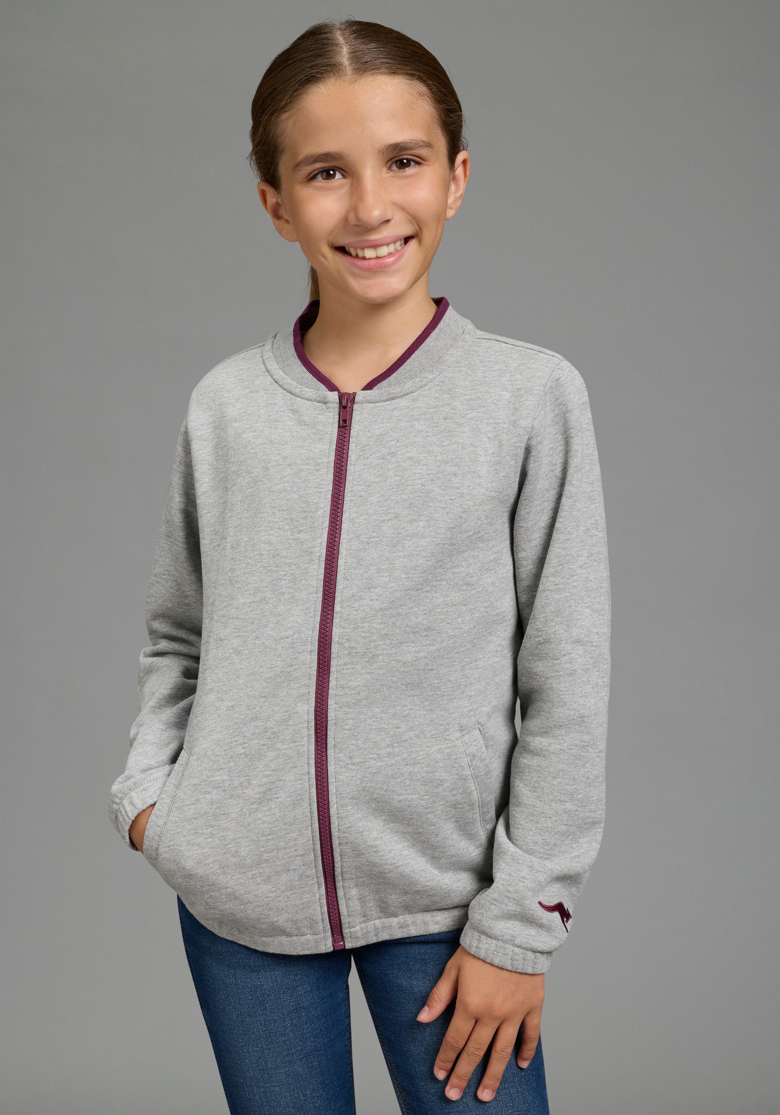 KangaROOS Sweatjacke Modische KangaROOS Sweatjacke mit kontrastfarbigen Ringel im Bündchen Modische Sweatjacke, hüftlange Schnittform, mit Reißverschluss