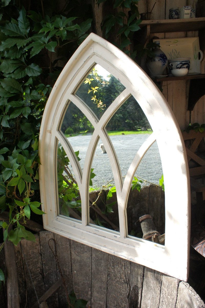 Antikas Wanddekoobjekt Spiegel, Spiegelfenster mit gothischem Holzrahmen​ in antik Weiß