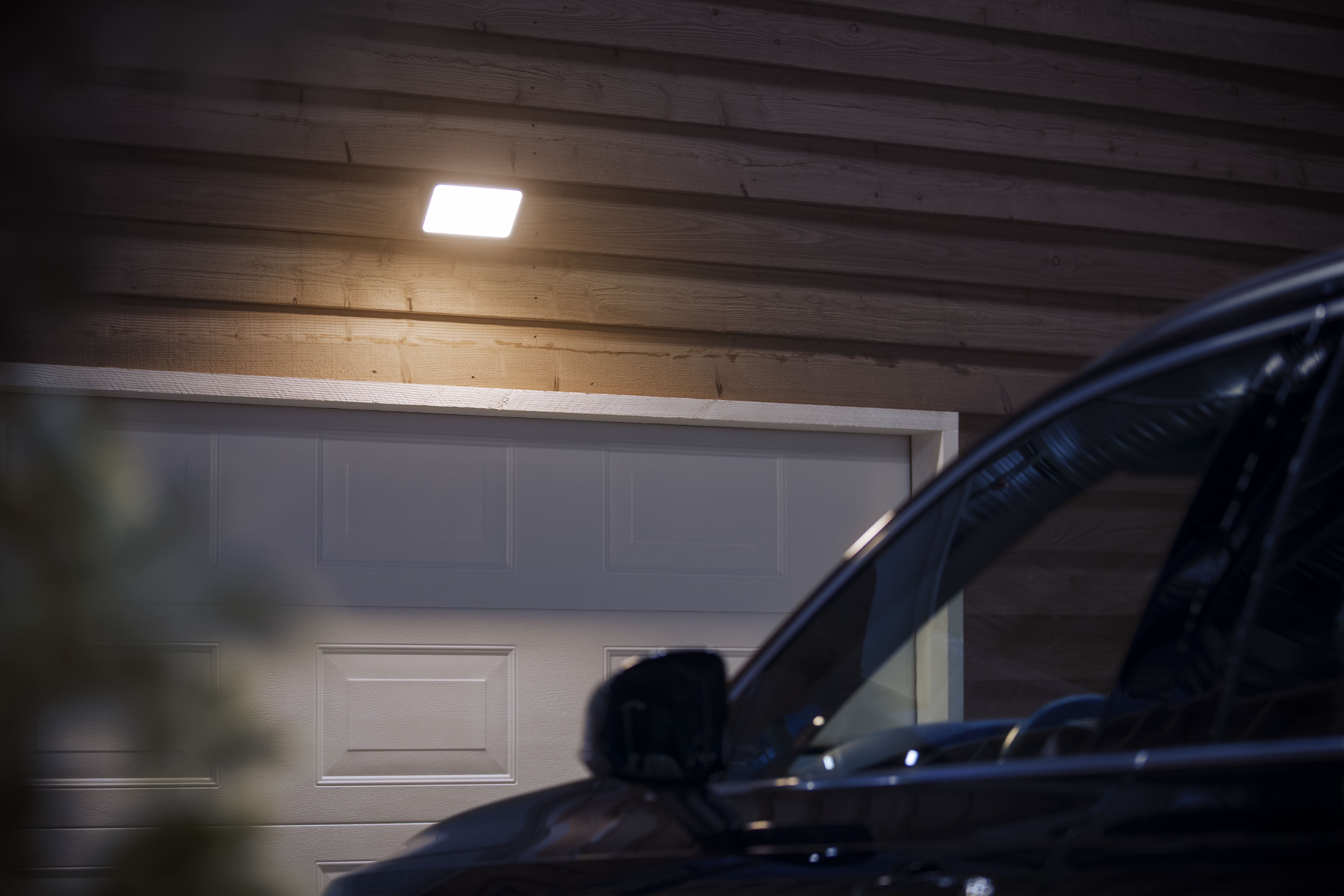 Philips Hue LED Flutlichtstrahler Outdoor White Welcome, 2600 Lumen, schwarz, Abschaltautomatik, Bluetooth, Dimmfunktion, Einschlafhilfe, Memory, nach Trennung vom Netz, Nachtlichtfunktion, Smart Home, Timerfunktion, Weckerfunktion, dimmbar über Fernbedienung, mehrere Helligkeitsstufen, LED fest integriert, Warmweiß, Steuerbar per App und Stimme, Smart Home fähig