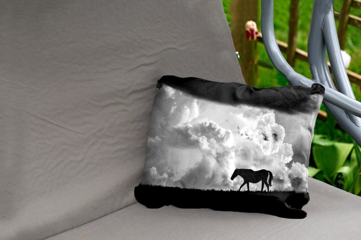MuchoWow Dekokissen Silhouette eines Wildpferdes Outdoor-Dekorationskissen, Kissenhülle Polyester, stürmische Dekokissenbezug, gegen Wolken