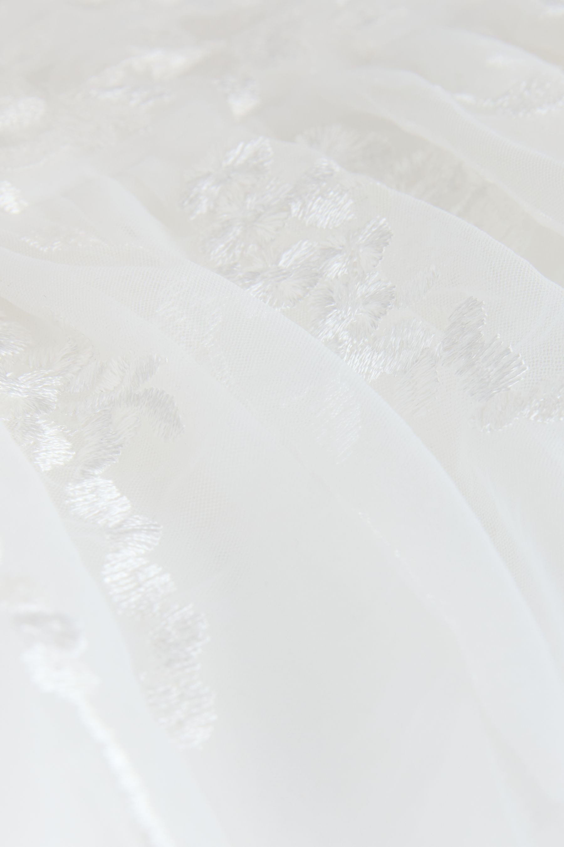 Next Tüllkleid Langarm-Kleid mit Blumenstickereien und Schleife (1-tlg)