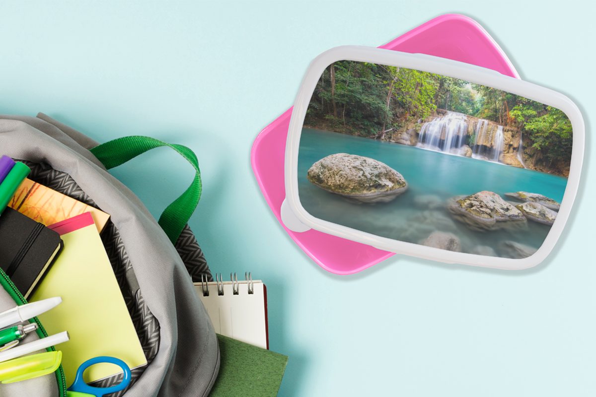 dem Brotbox Moosbewachsene vor Lunchbox Kunststoff, MuchoWow Wasserfall für im (2-tlg), Felsen Erwachsene, Brotdose Erawan-Nationalpark, Mädchen, Kunststoff Kinder, rosa Snackbox,