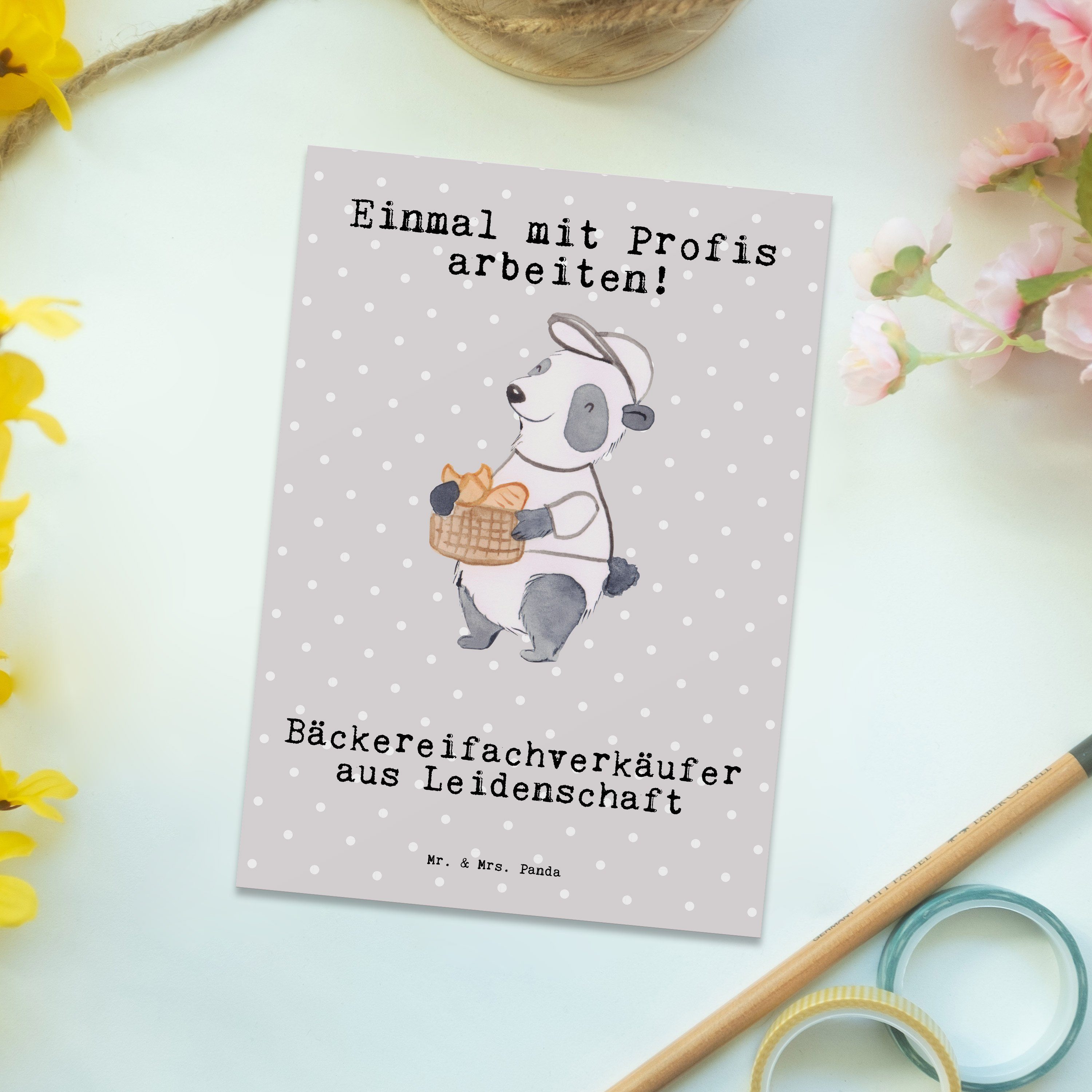 Mr. & - Geschenk, Postkarte Leidenschaft Bäckereifachverkäufer Grau - Mrs. Panda Ges aus Pastell