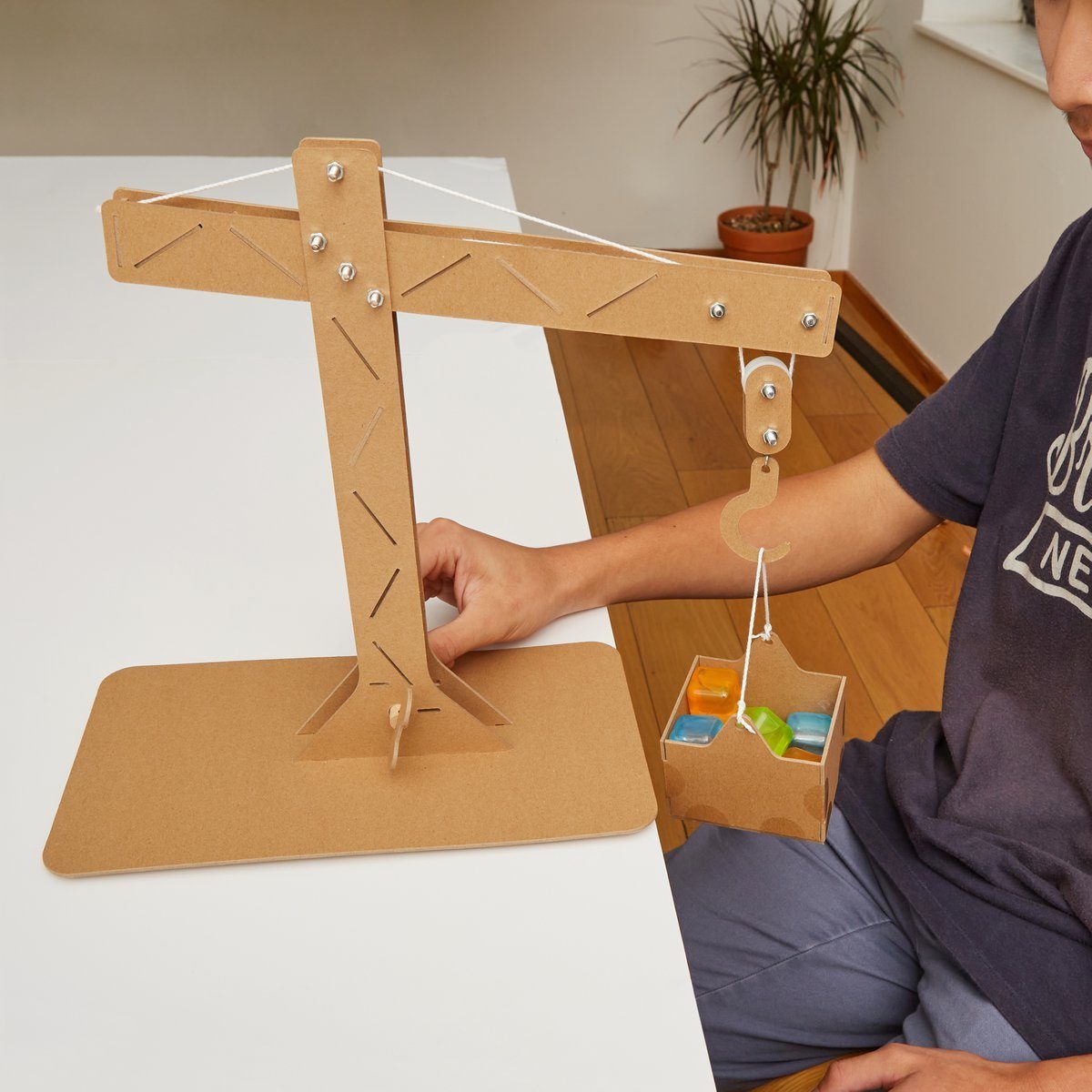 Kikkerland Lernspielzeug Newton's Lab Pulley Crane Kran Flaschenzug Pappe Metall Schnur Rollen