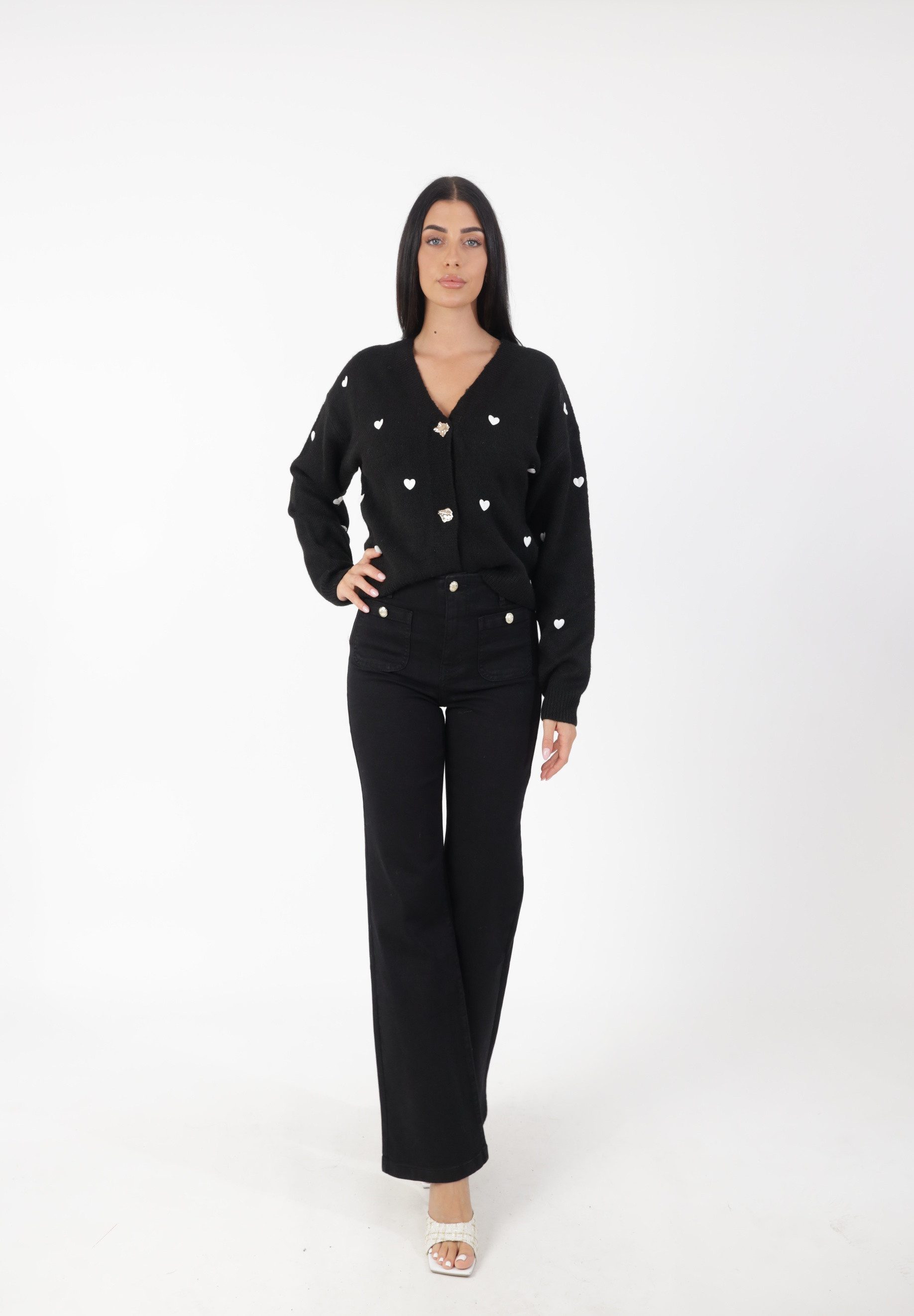 Elara Cardigan — Damen Strickjacke One Size mit Herzmuster und Schmuckknöpfen