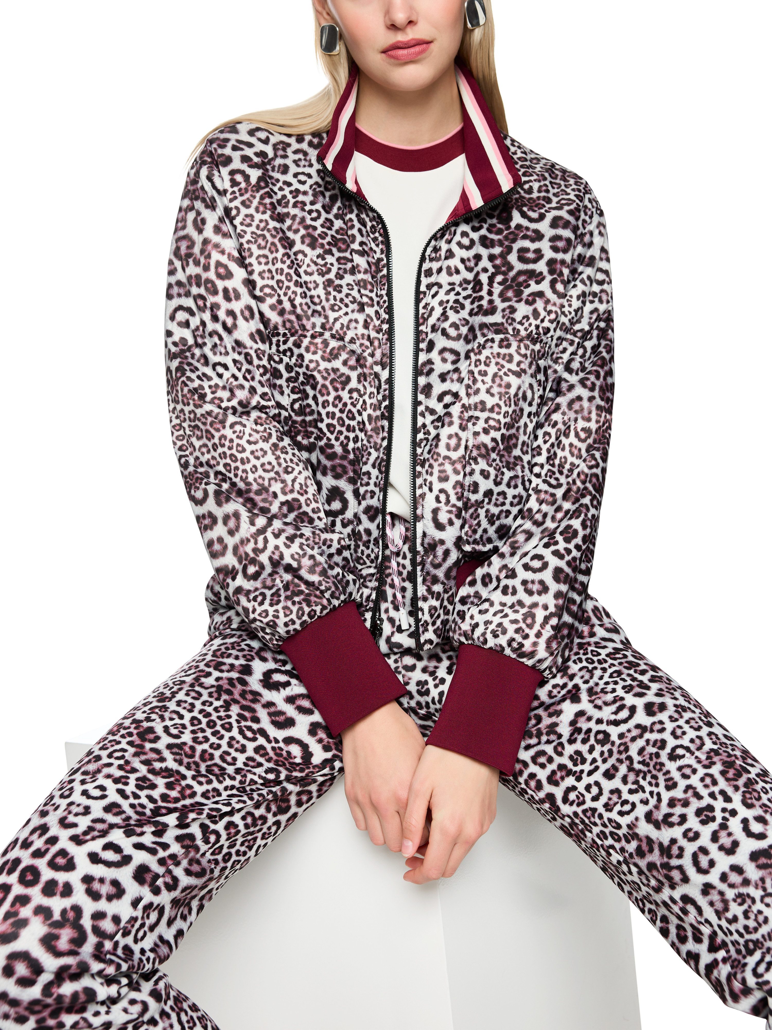Marc Cain Bomberjacke Mon Cherry Premium Damenmode zum wenden, mit Leoprint und unifarben