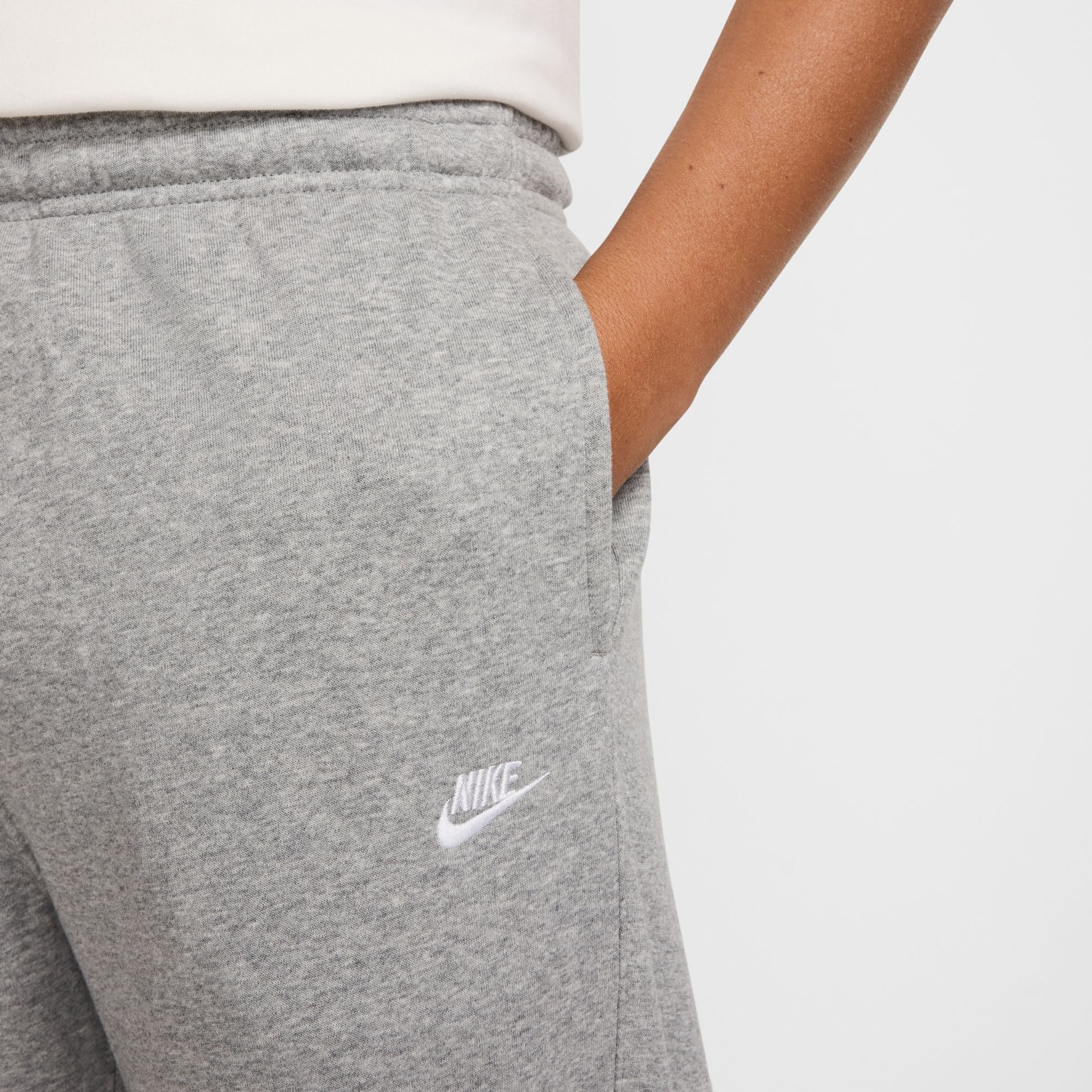 Nike Sportswear Sporthose M NK CLUB FT JOGGER mit Eingrifftaschen und Gesäßtasche, mit Kordelverschluss