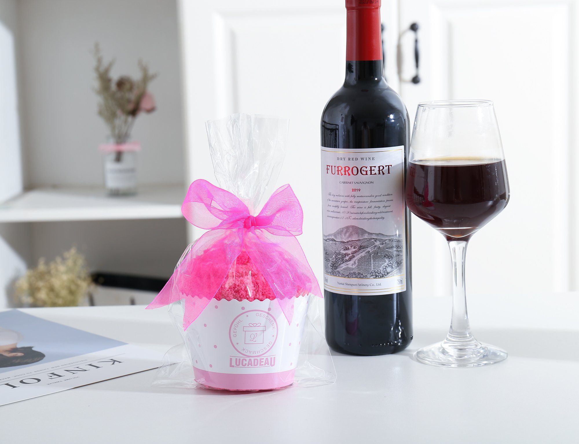 Lucadeau Kuschelsocken Geschenk für Frauen mit Wein Spruch, liebevoll als Cupcake verpackt (Gr. 37-43, 1 Paar) rutschfest, flauschig, Geschenkverpackung