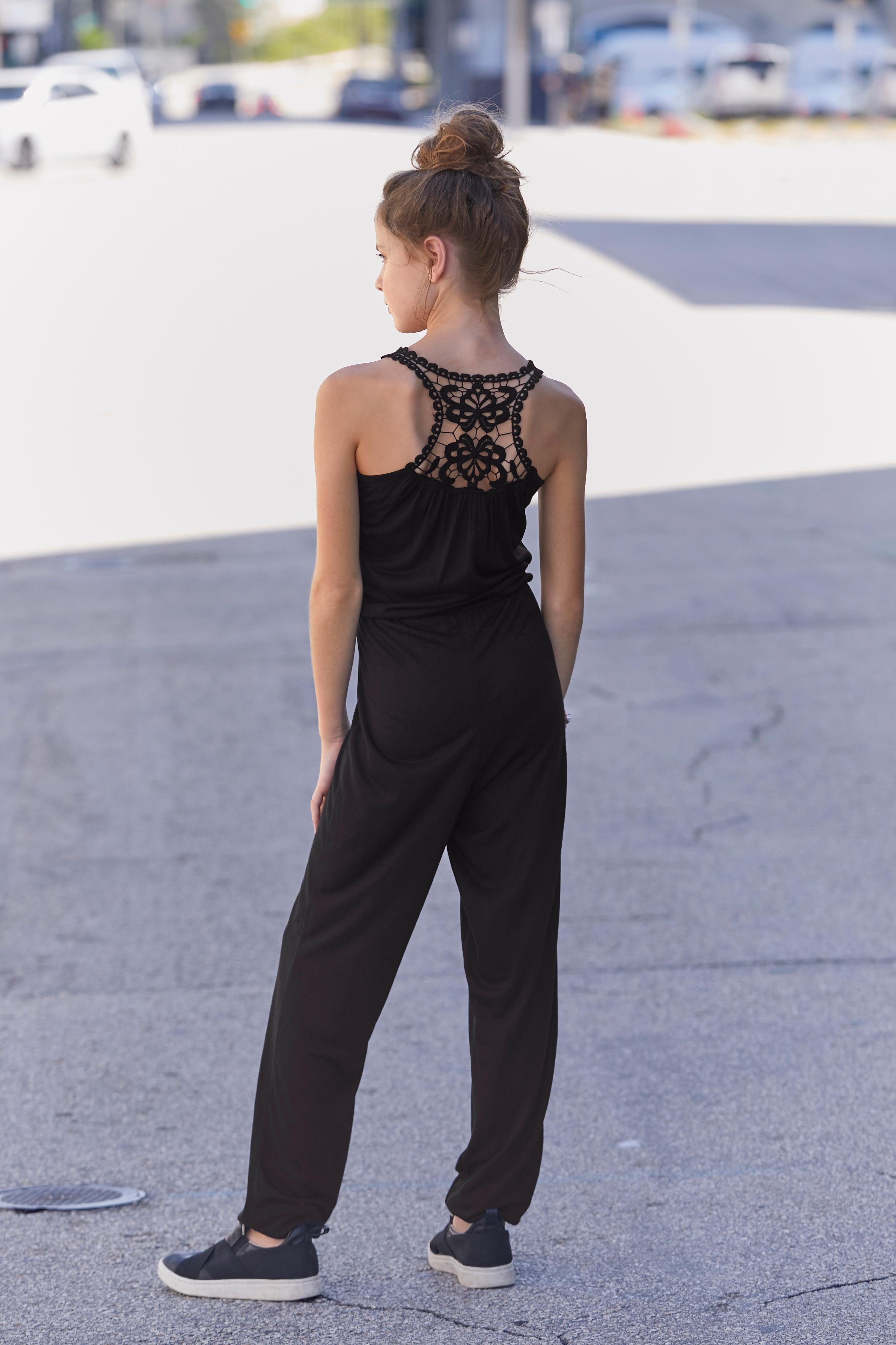 KIDSWORLD Overall, Jumpsuit mit aufwendiger Spitze im Rücken mit Spitzeneinsatz im Rücken